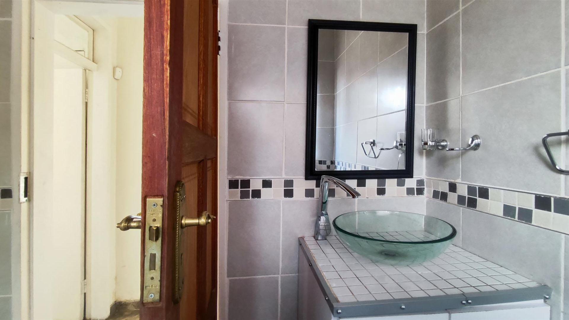 Bathroom 1 - 5 square meters of property in Sharon Park