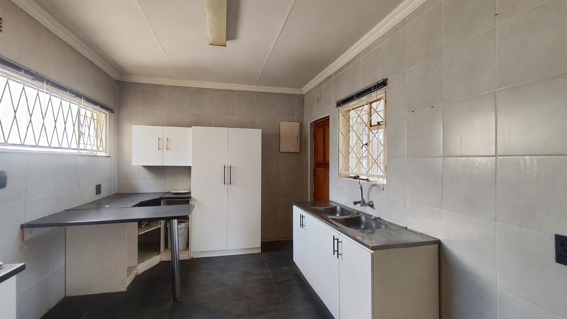 Kitchen - 16 square meters of property in Sharon Park