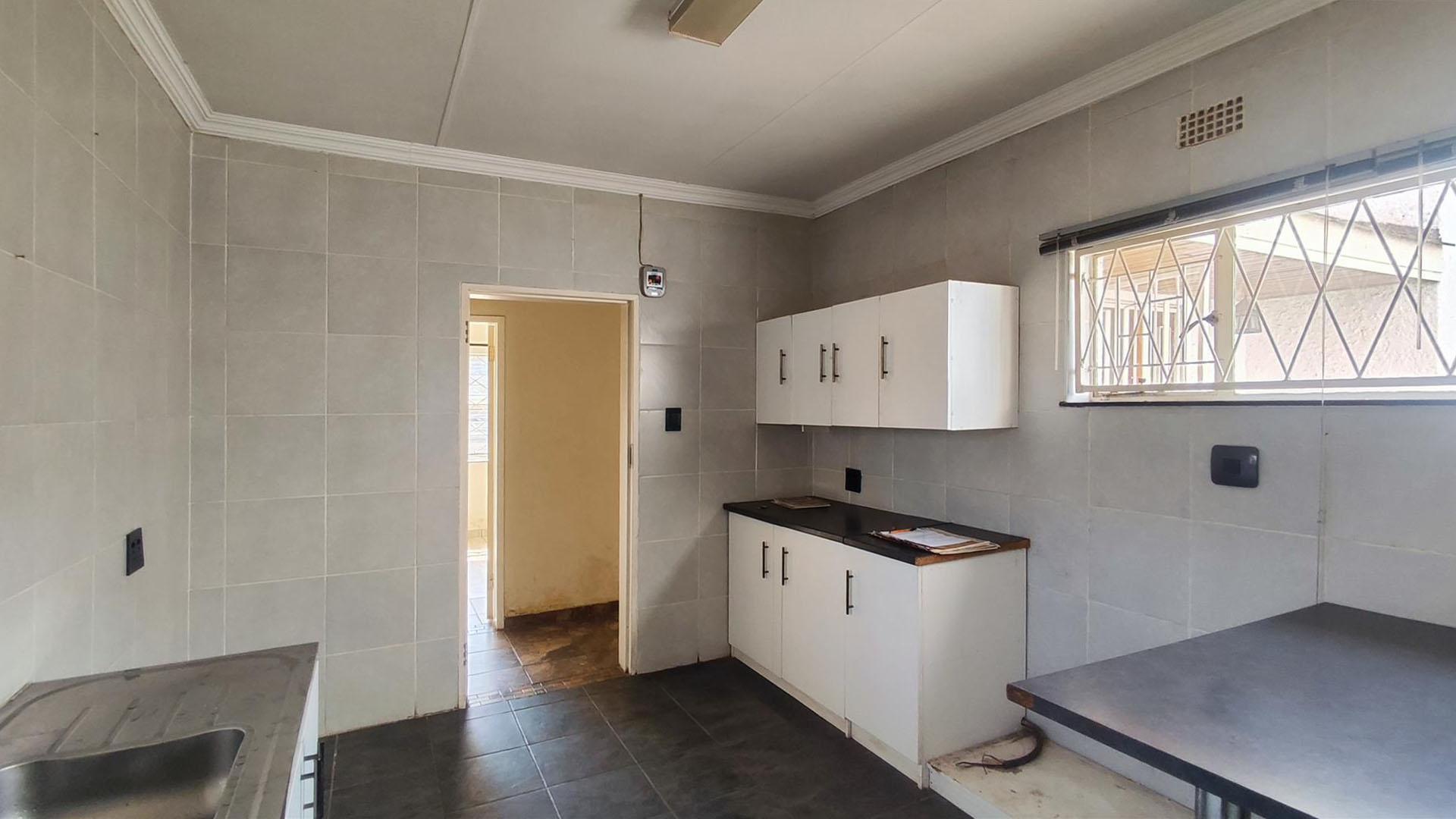Kitchen - 16 square meters of property in Sharon Park