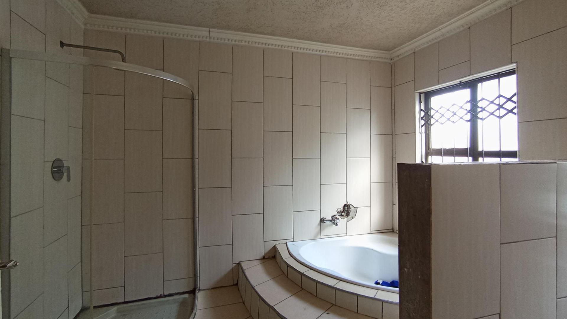 Main Bathroom - 10 square meters of property in Danville