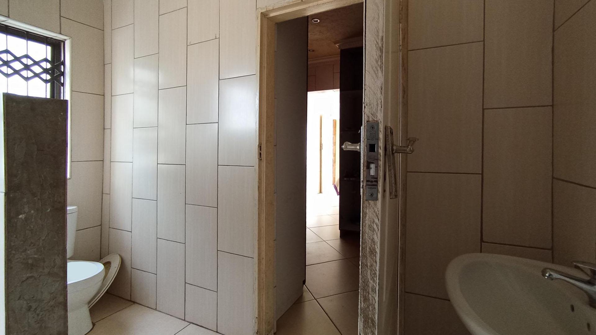 Main Bathroom - 10 square meters of property in Danville