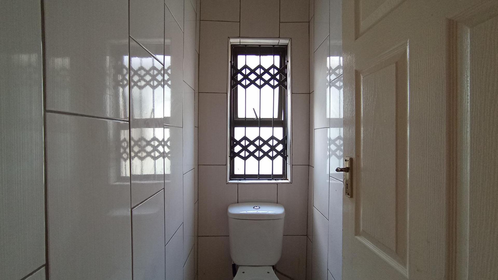 Bathroom 2 - 5 square meters of property in Danville