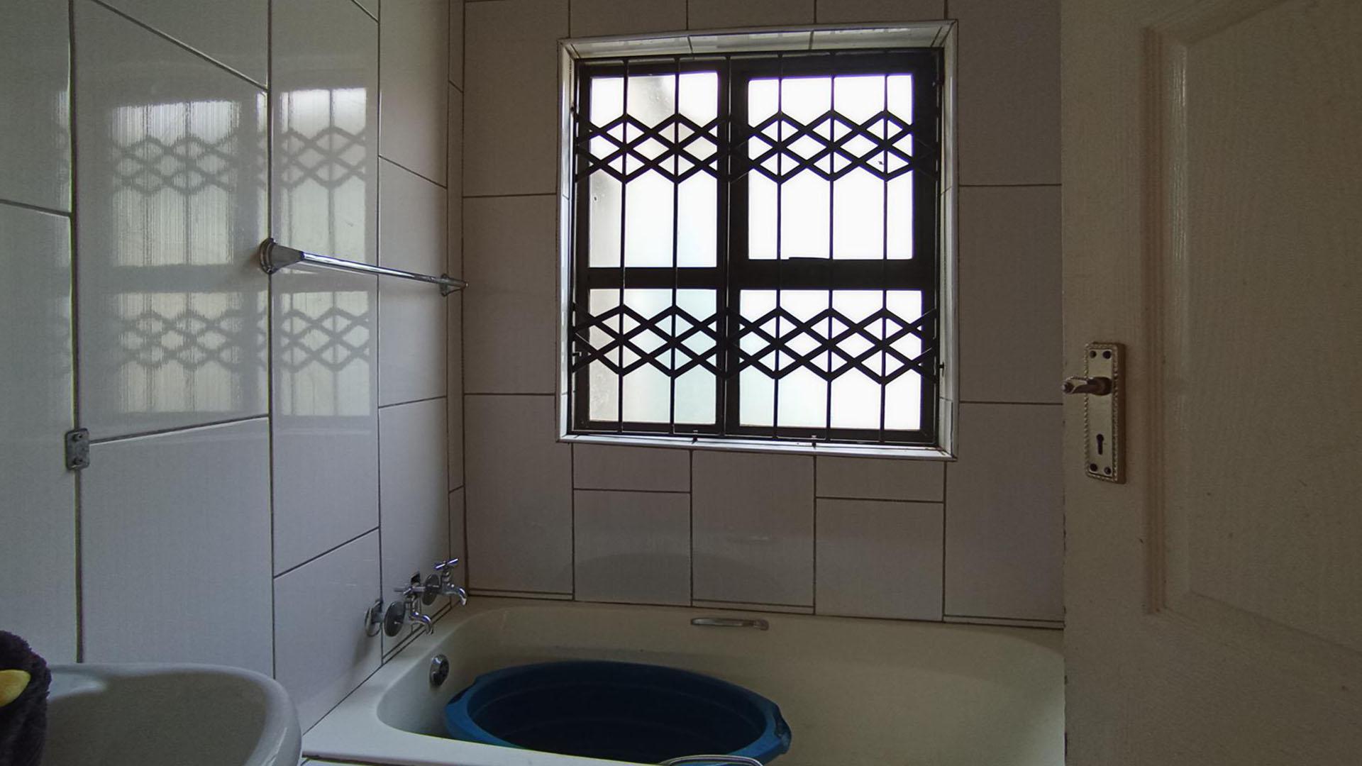 Bathroom 2 - 5 square meters of property in Danville