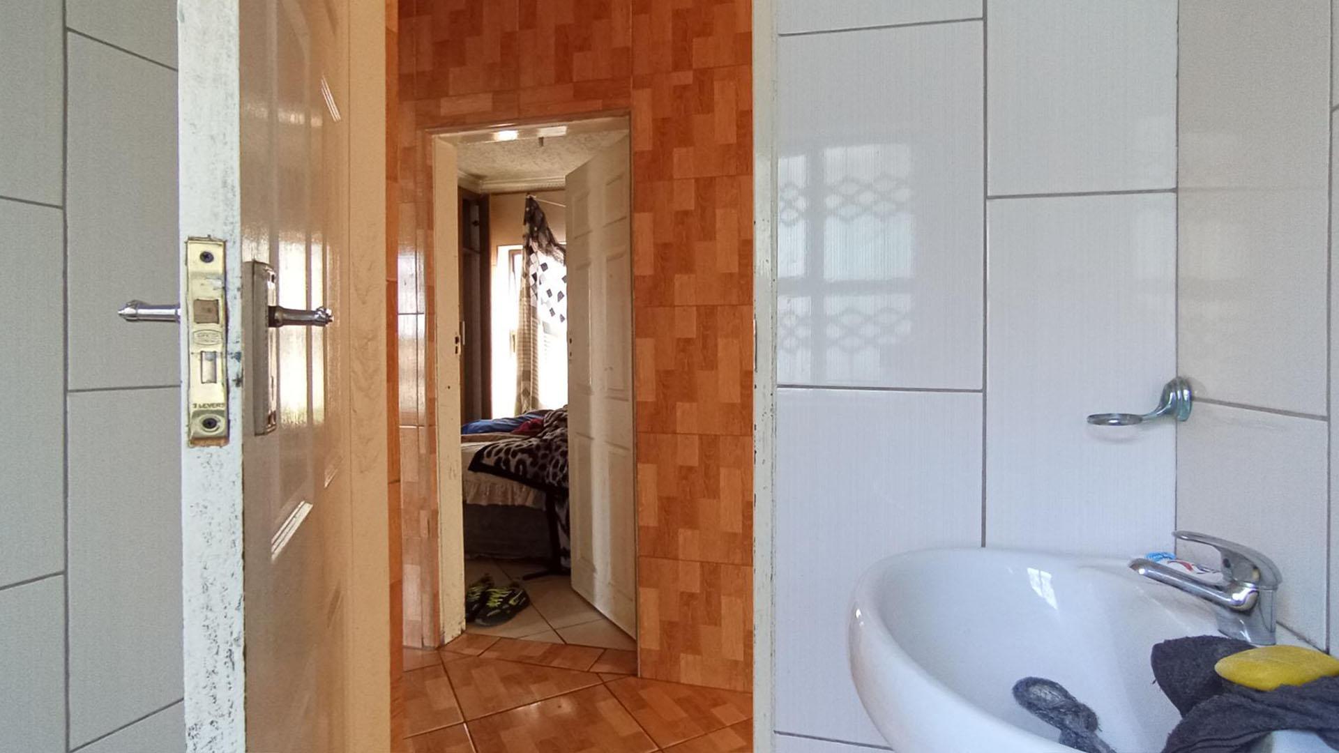 Bathroom 2 - 5 square meters of property in Danville