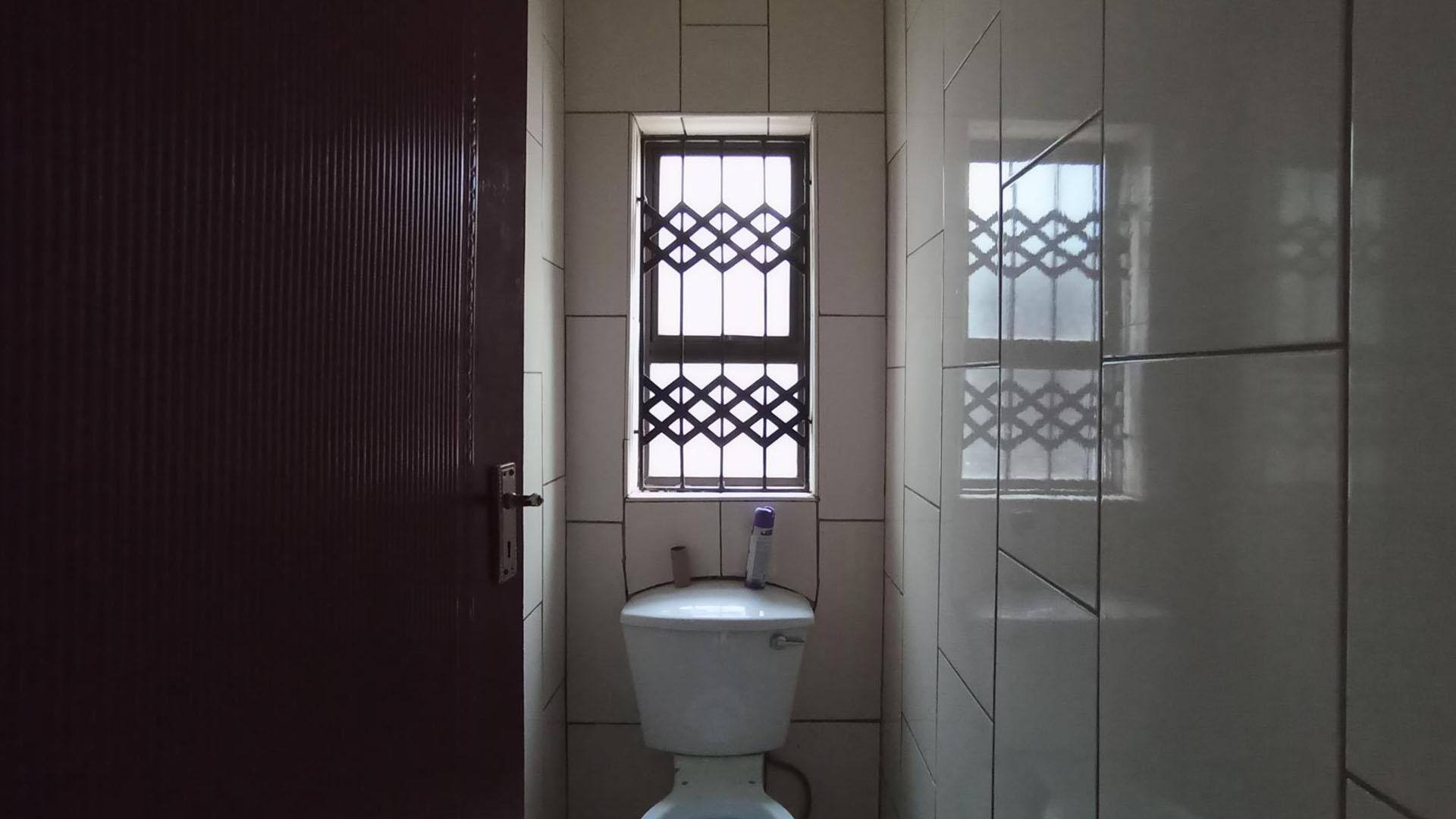 Bathroom 1 - 5 square meters of property in Danville