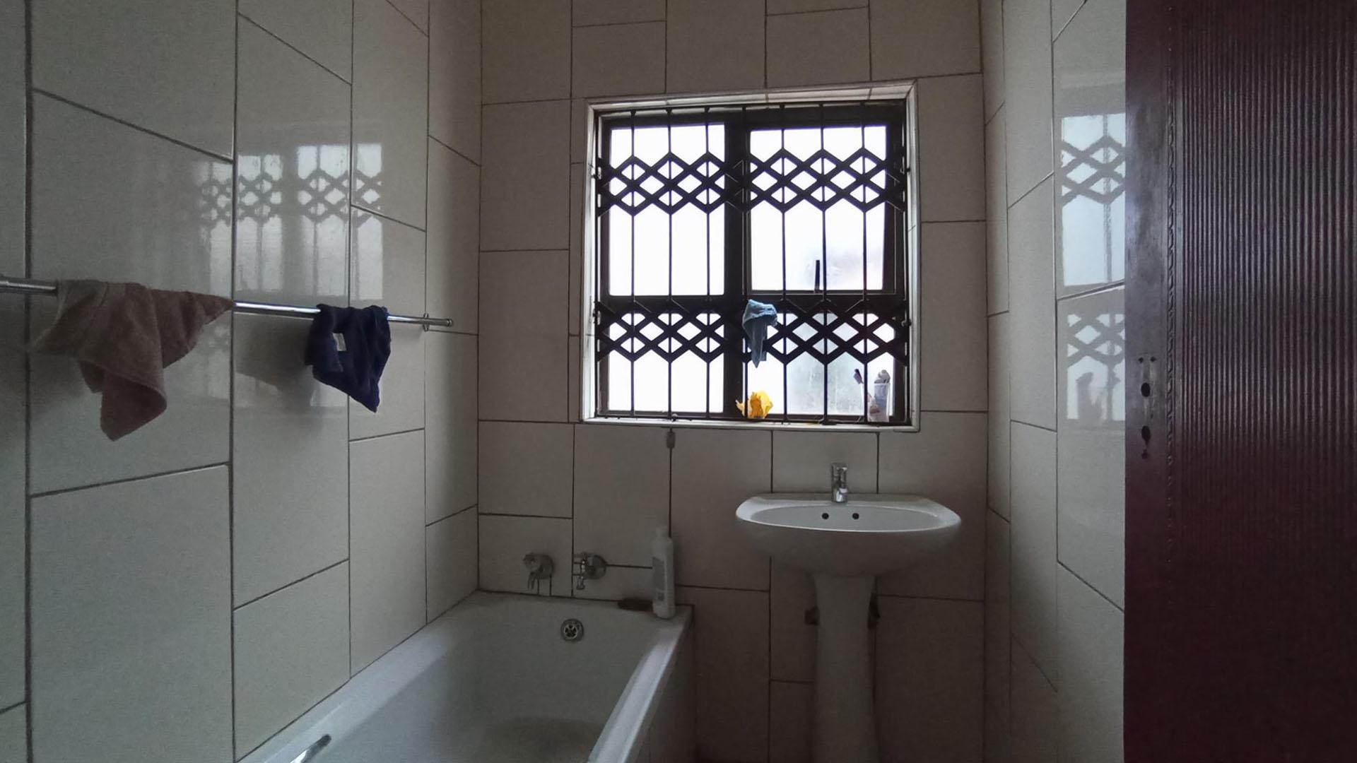 Bathroom 1 - 5 square meters of property in Danville