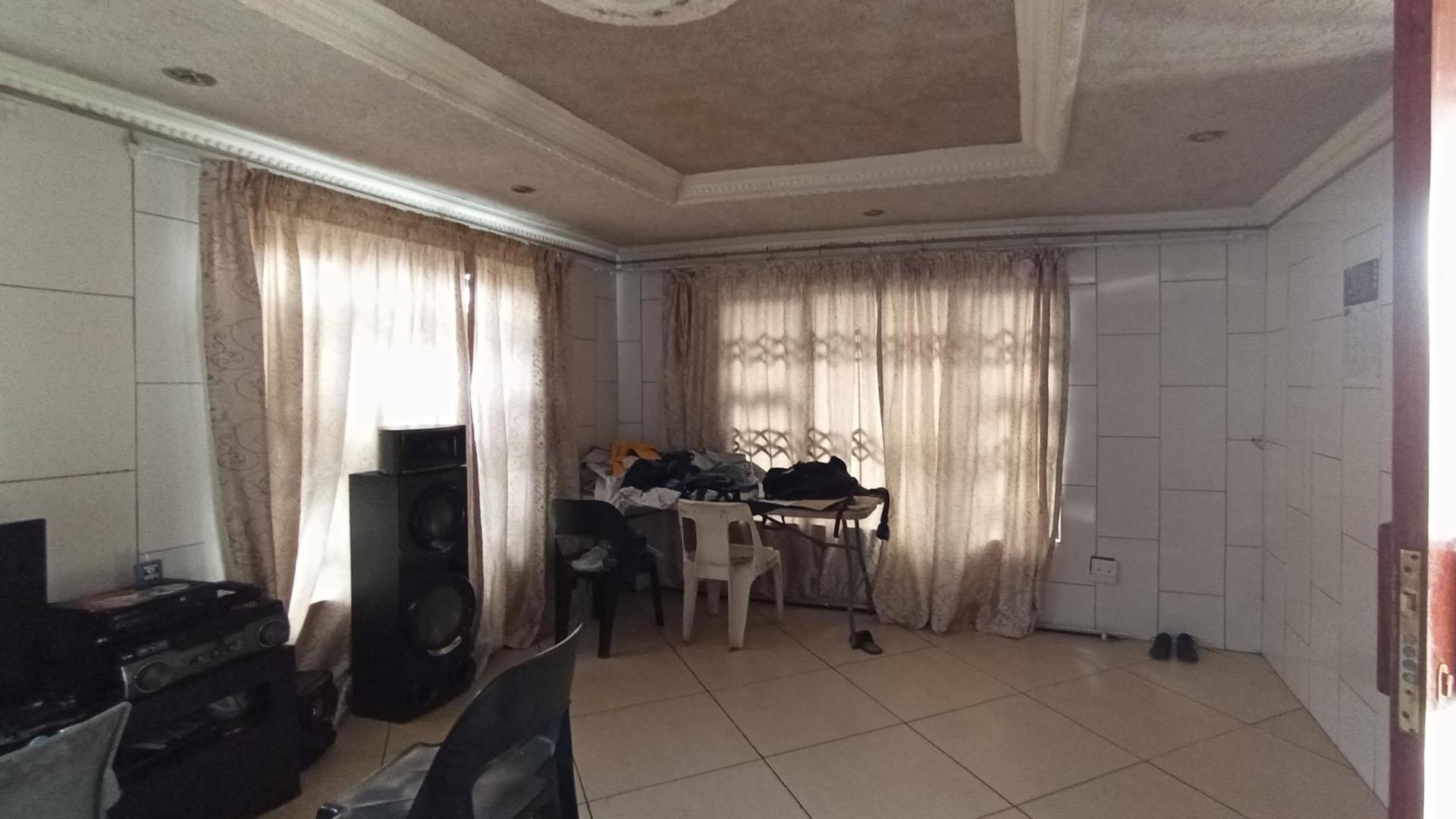 Lounges - 23 square meters of property in Danville