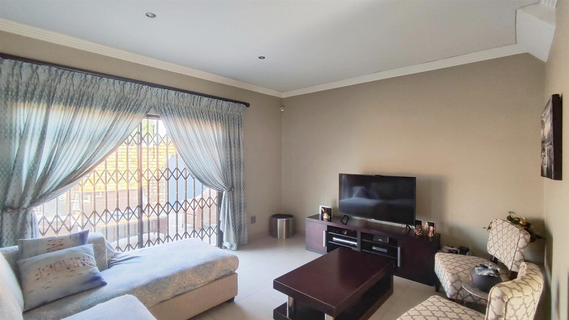 Lounges - 19 square meters of property in Raceview