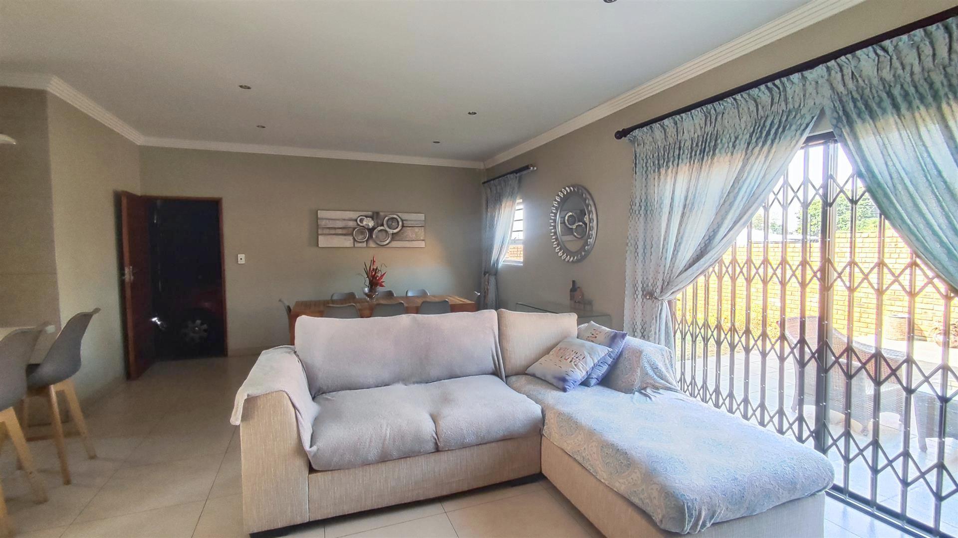 Lounges - 19 square meters of property in Raceview