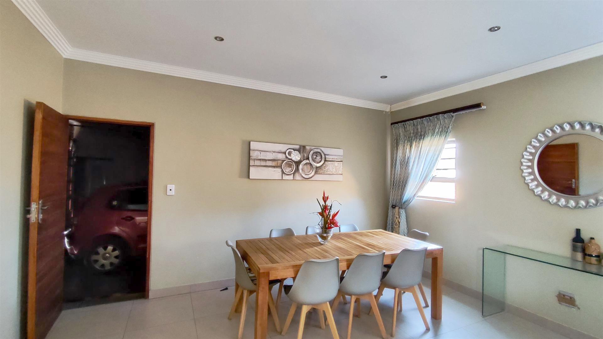 Dining Room - 21 square meters of property in Raceview