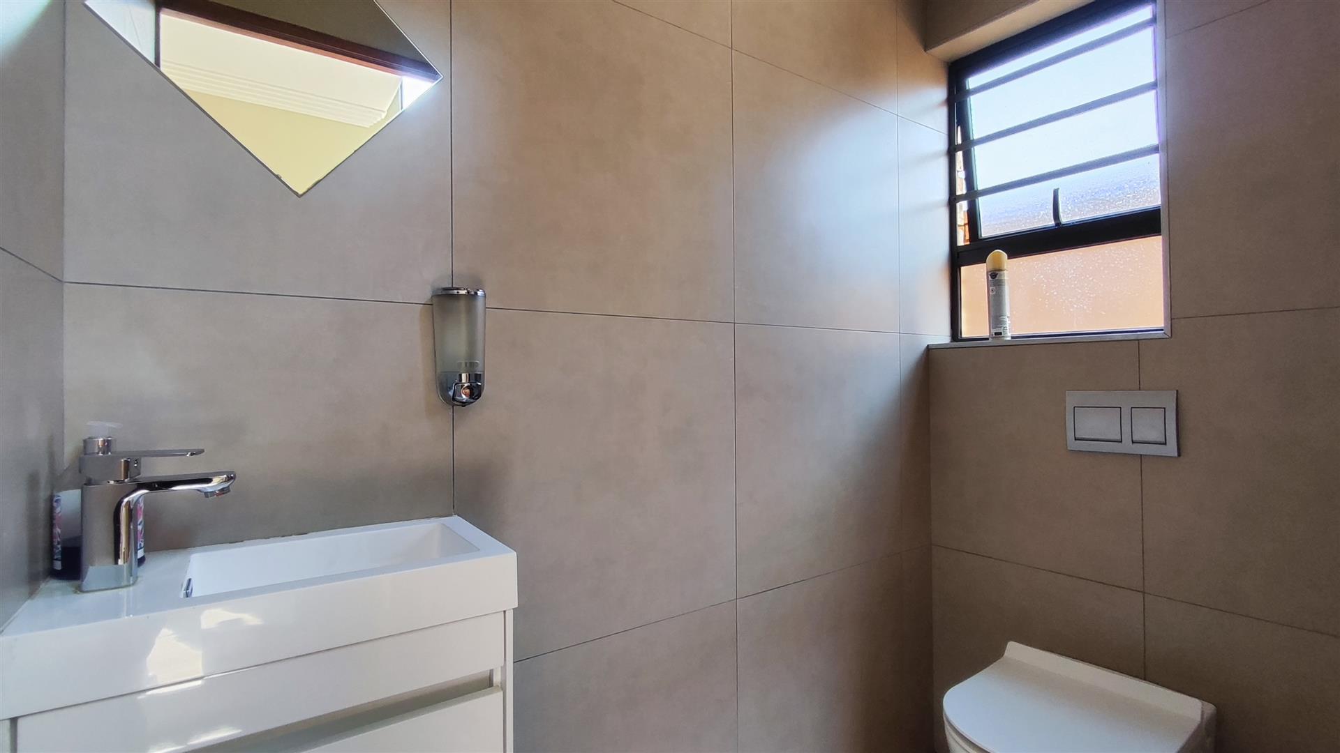 Guest Toilet - 2 square meters of property in Raceview