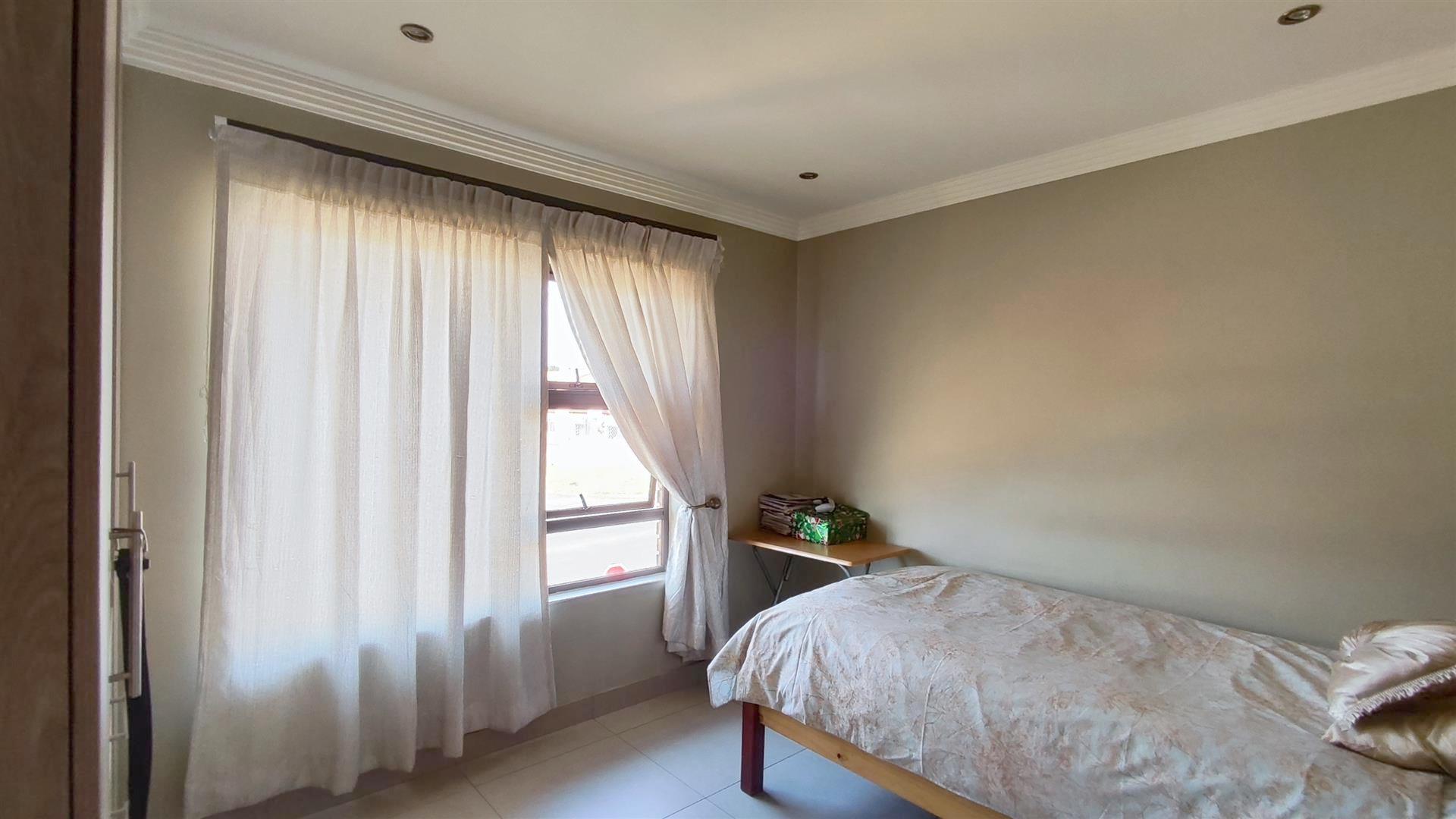 Bed Room 1 - 12 square meters of property in Raceview