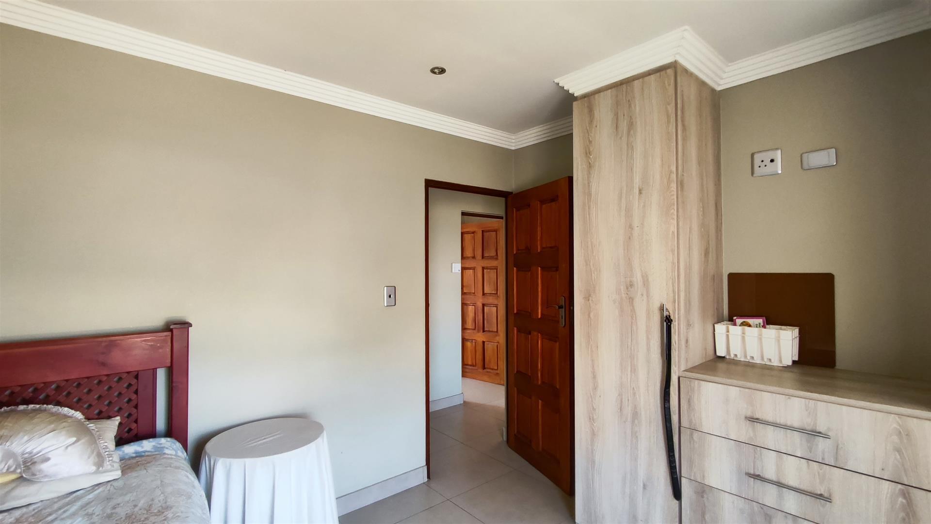 Bed Room 1 - 12 square meters of property in Raceview