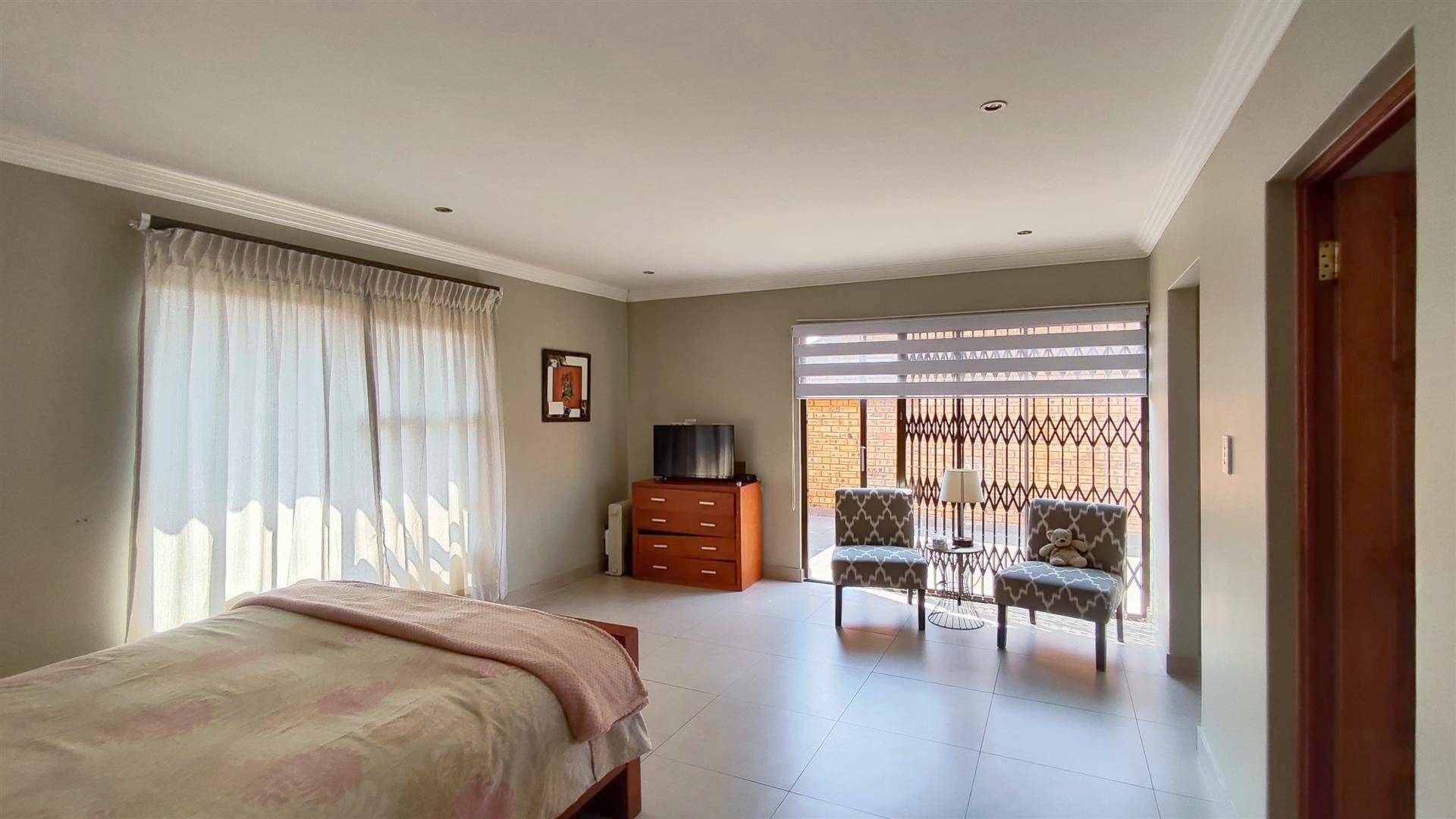 Main Bedroom - 25 square meters of property in Raceview