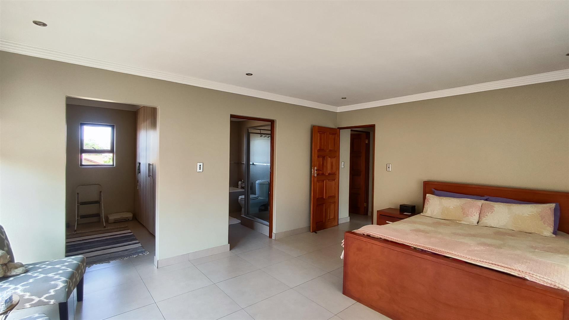 Main Bedroom - 25 square meters of property in Raceview