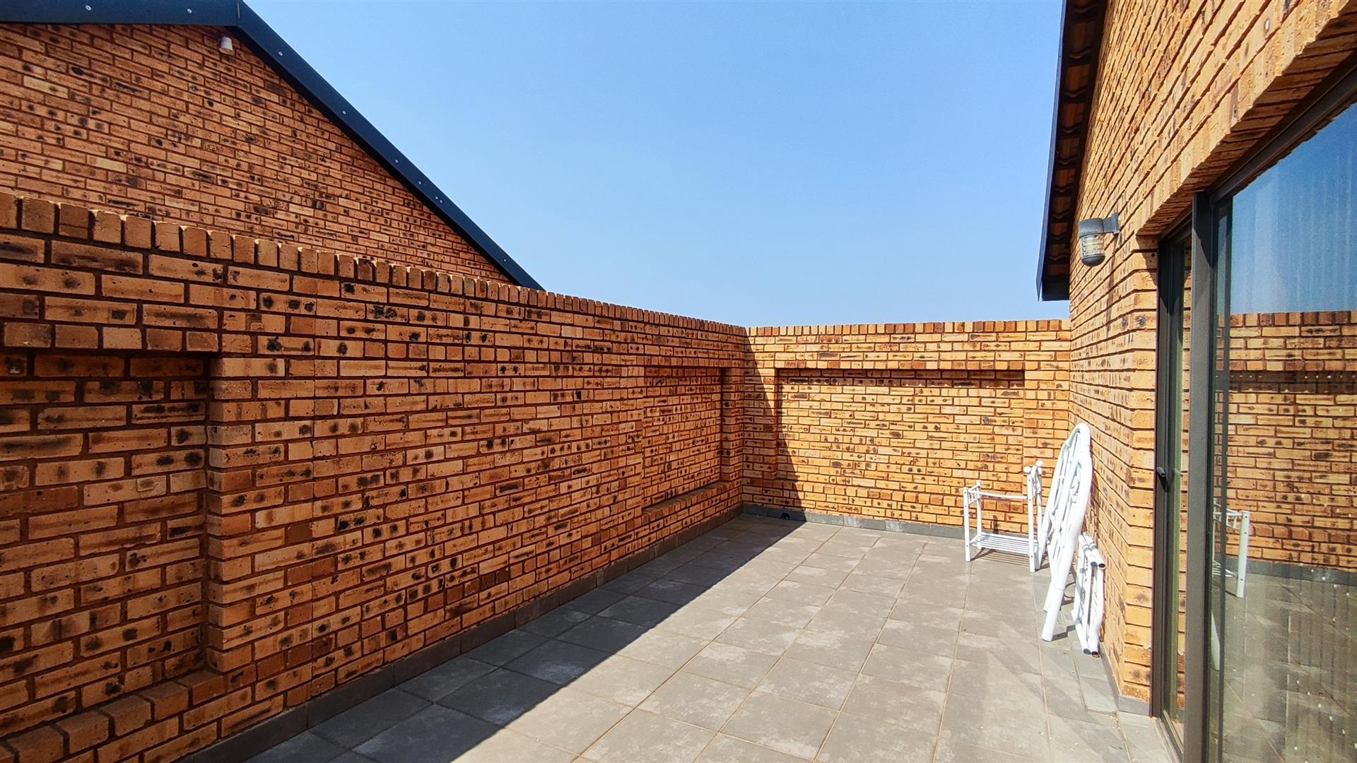 Balcony - 19 square meters of property in Raceview