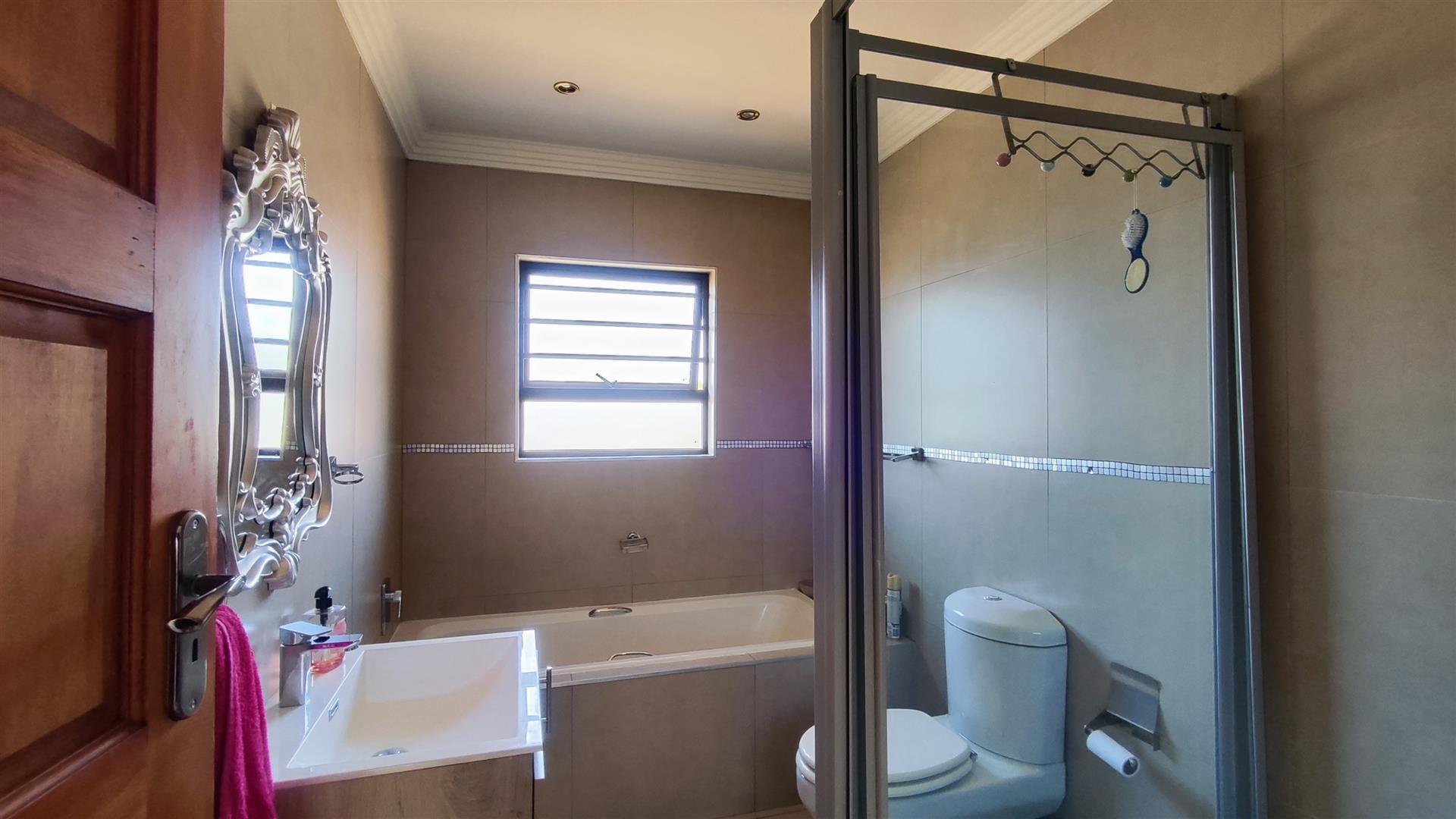 Main Bathroom - 6 square meters of property in Raceview