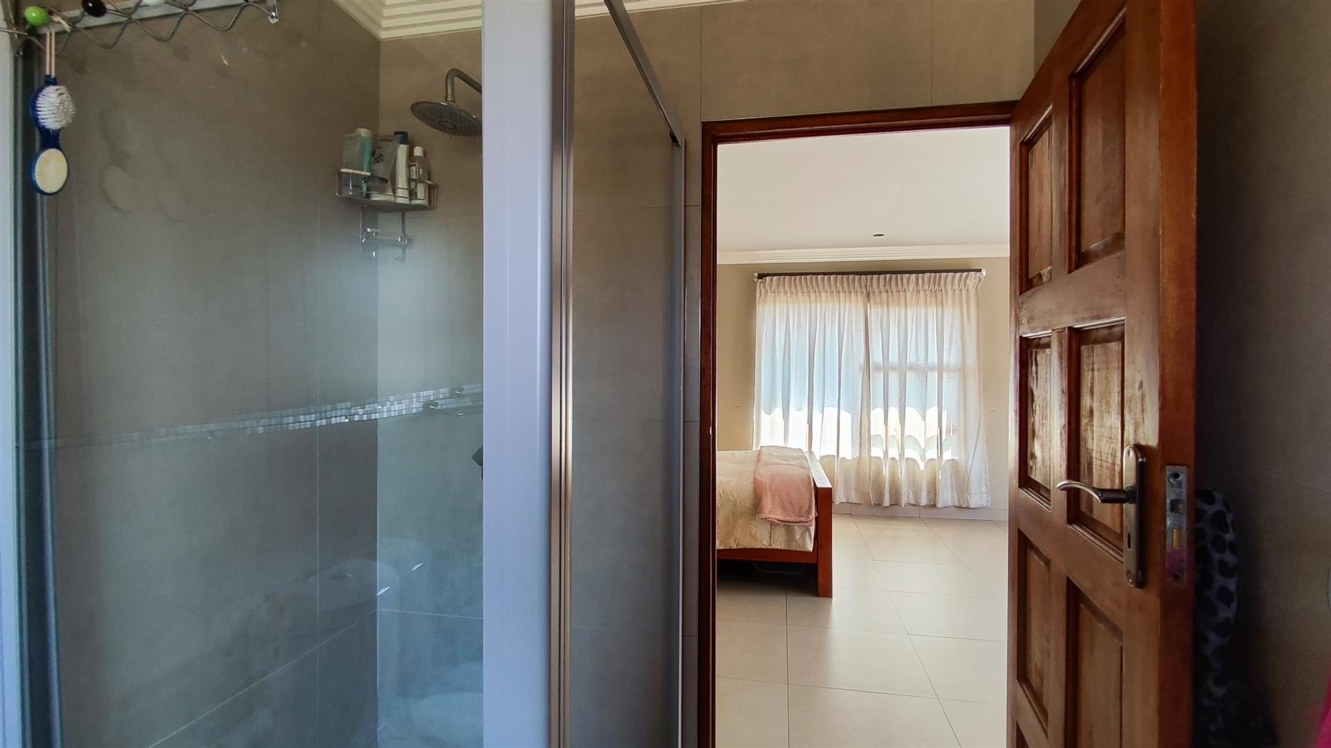 Main Bathroom - 6 square meters of property in Raceview