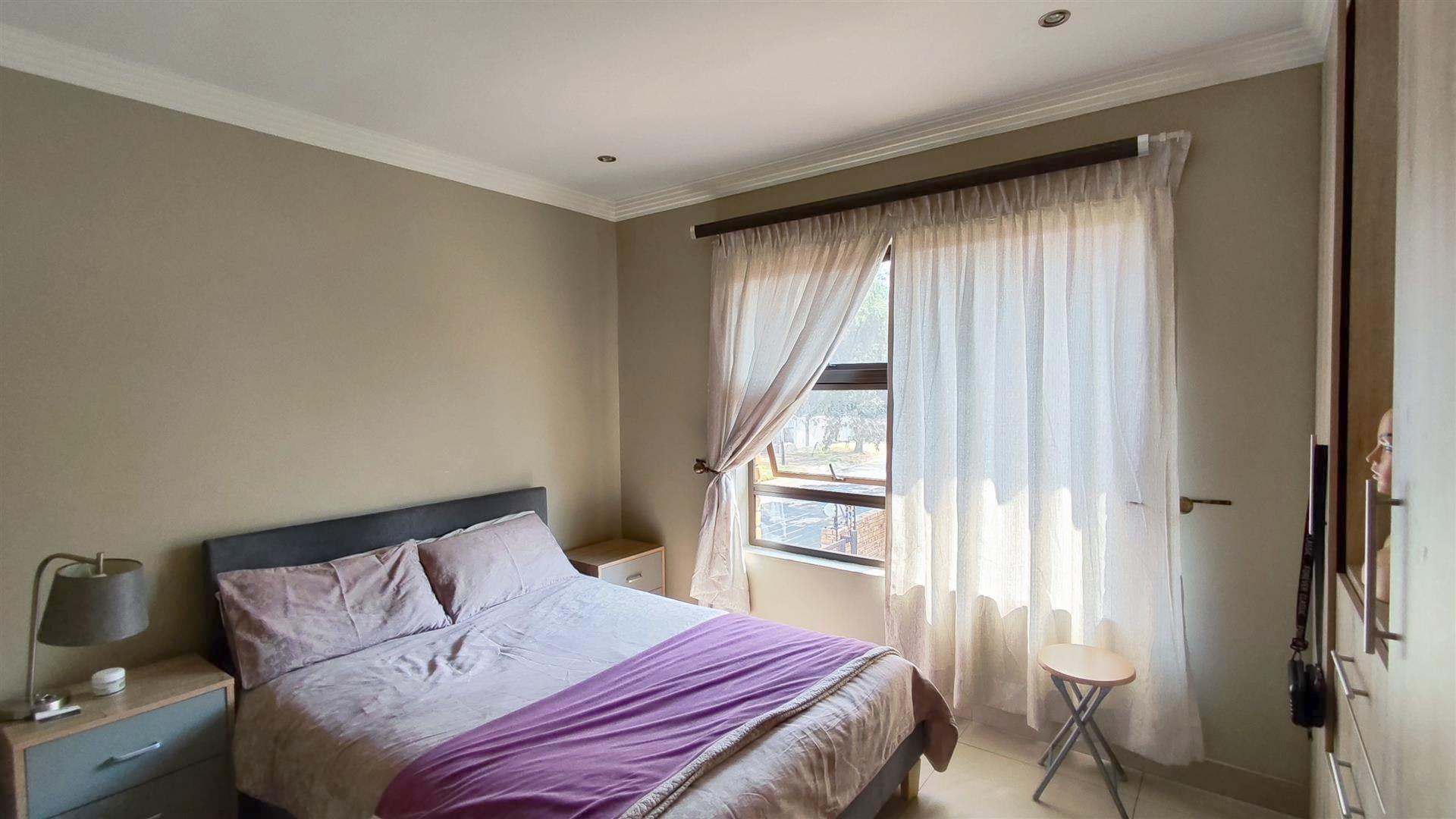 Bed Room 2 - 14 square meters of property in Raceview