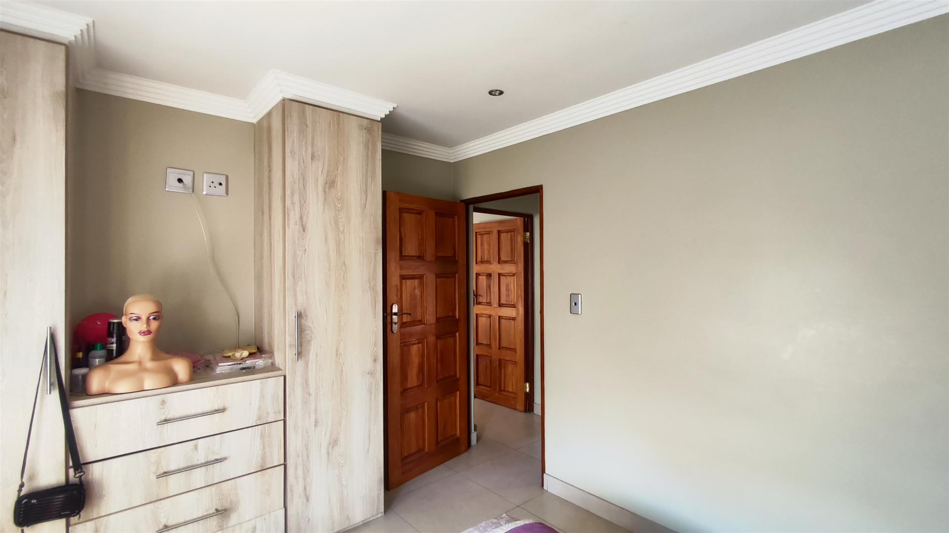 Bed Room 2 - 14 square meters of property in Raceview