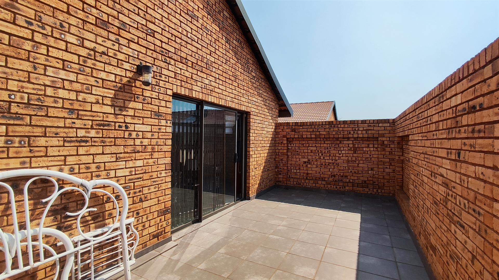 Balcony - 19 square meters of property in Raceview