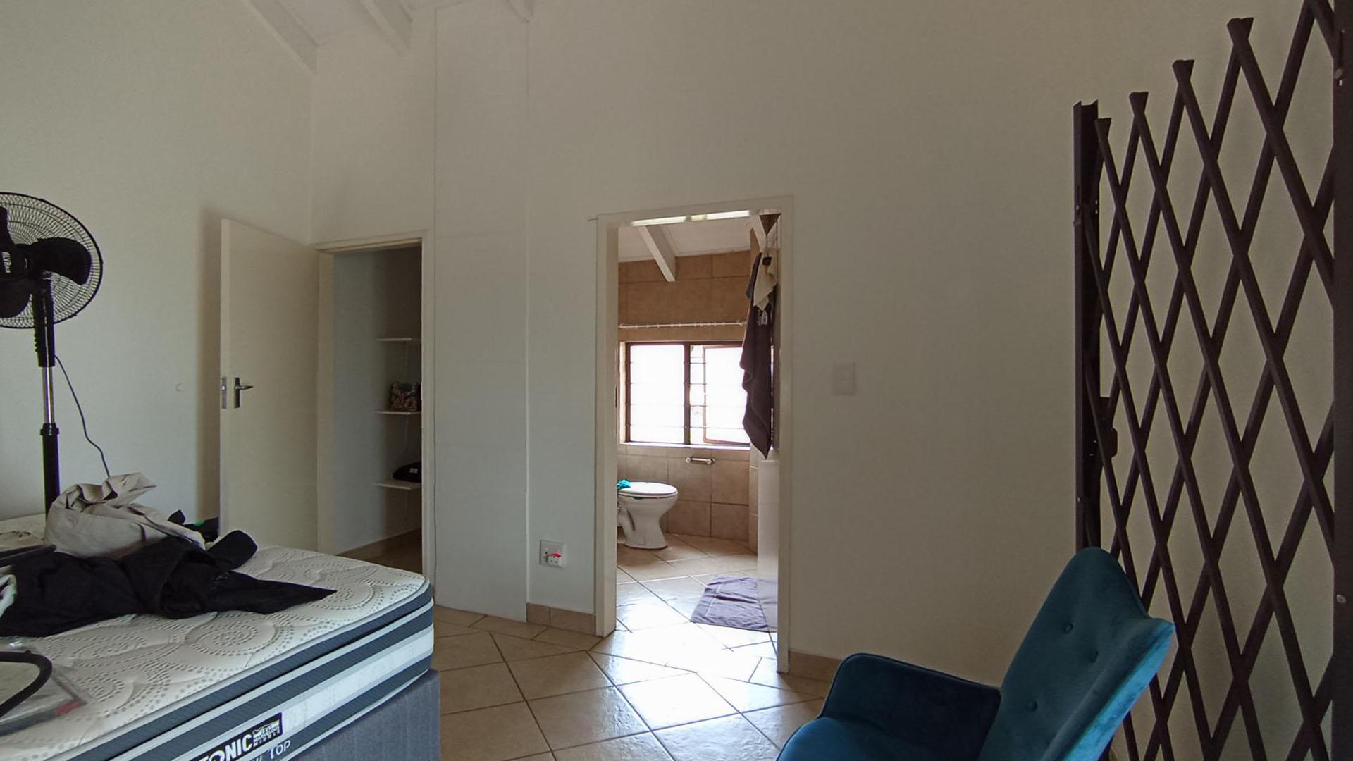 Bed Room 1 - 19 square meters of property in Tijger Vallei