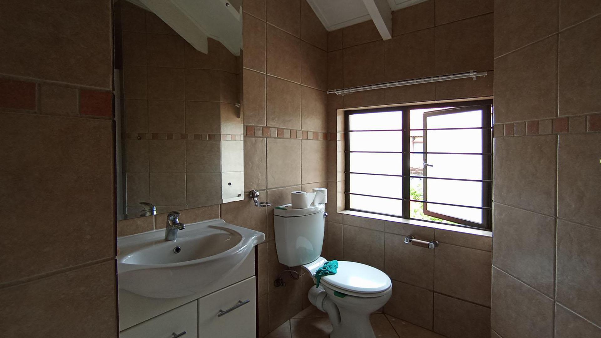 Bathroom 1 - 5 square meters of property in Tijger Vallei