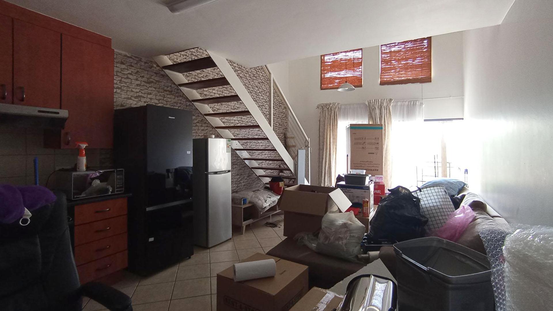 Lounges - 16 square meters of property in Tijger Vallei