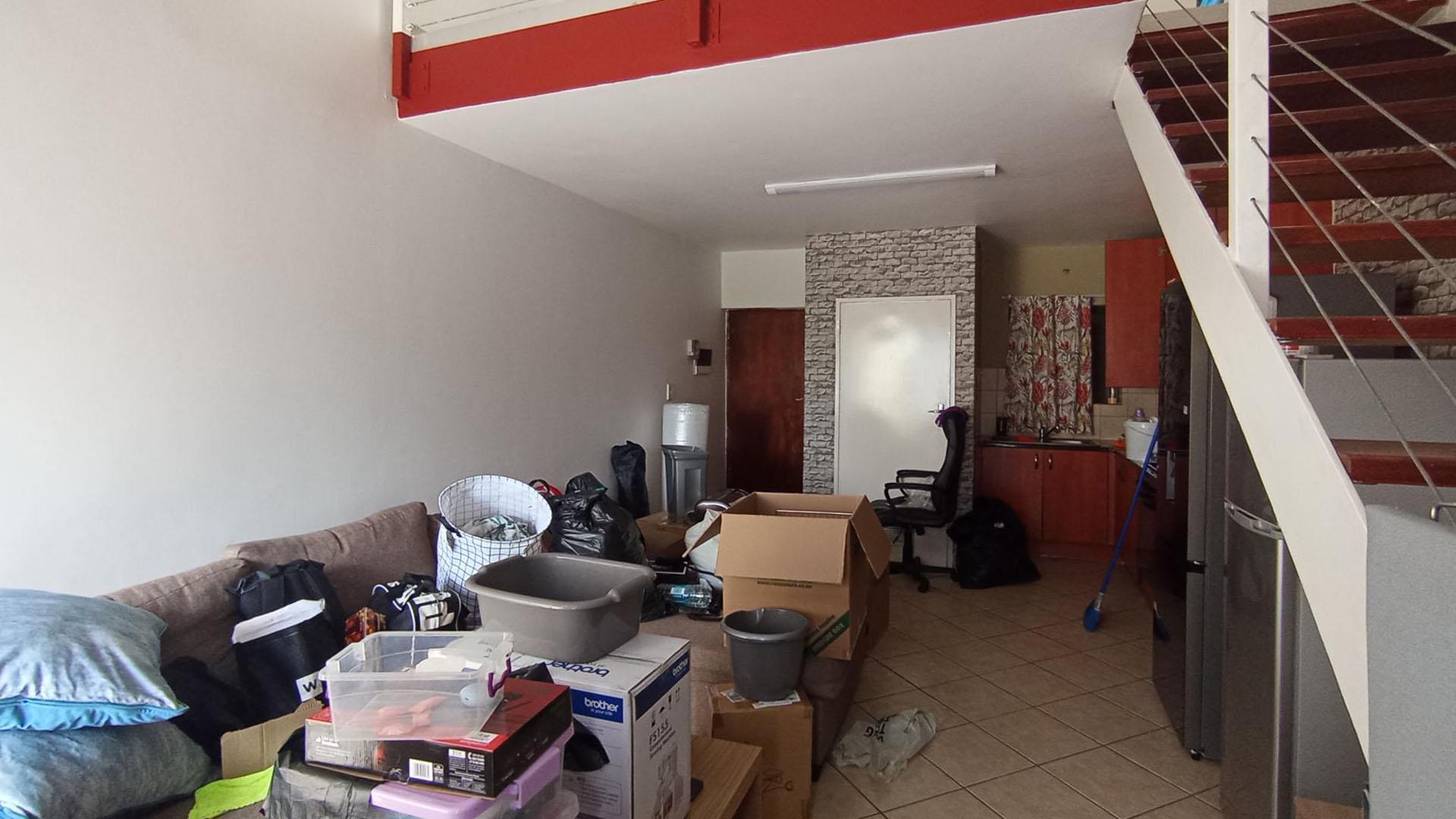 Lounges - 16 square meters of property in Tijger Vallei