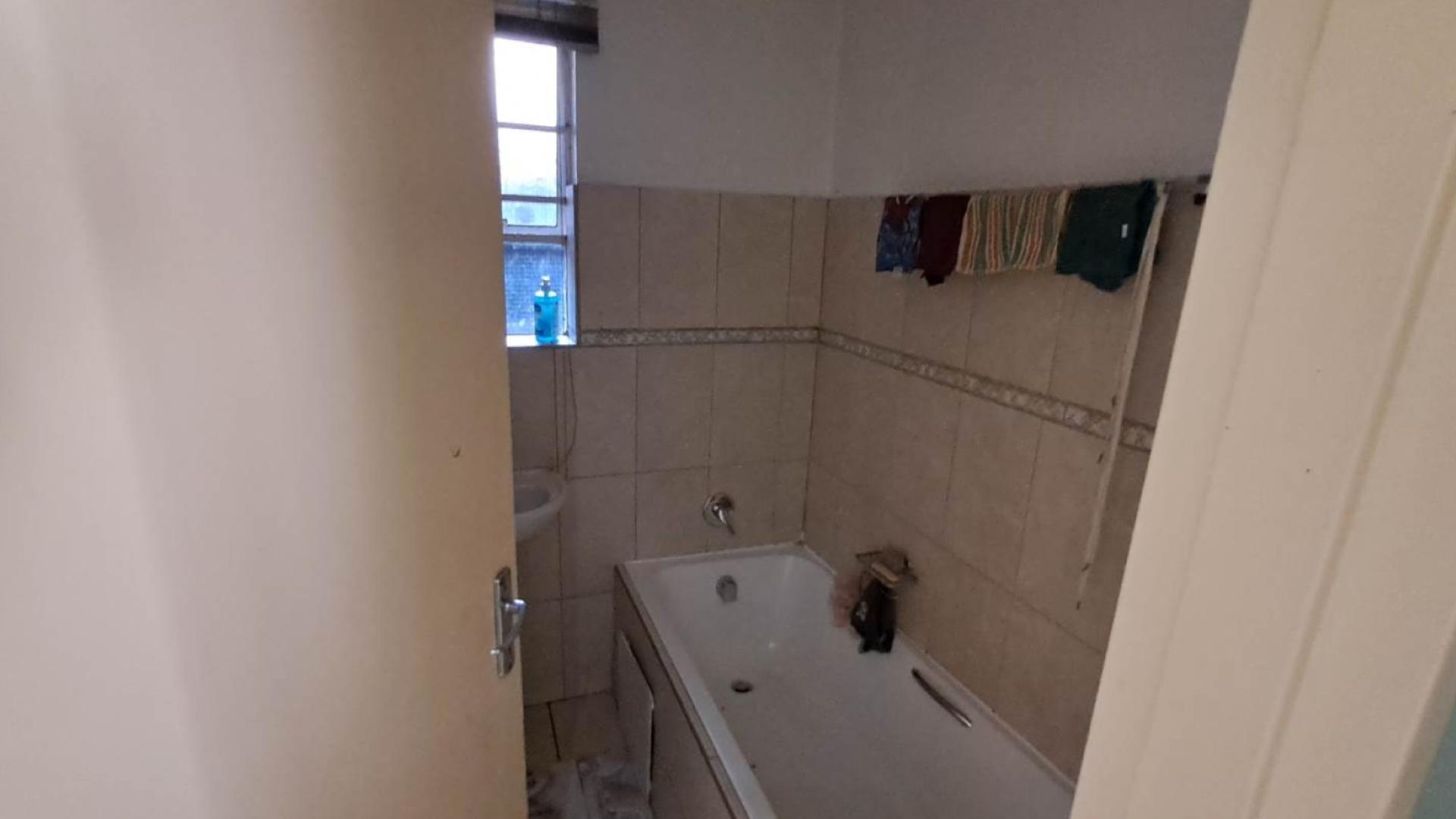Bathroom 1 of property in Alan Manor