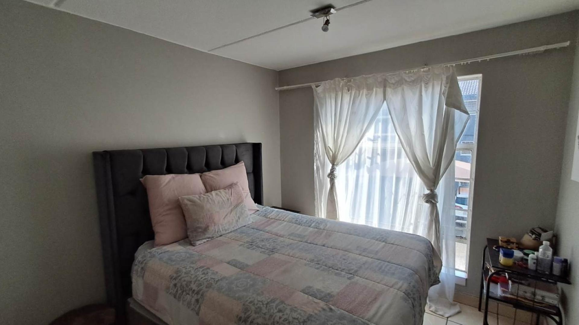 Main Bedroom of property in Alan Manor
