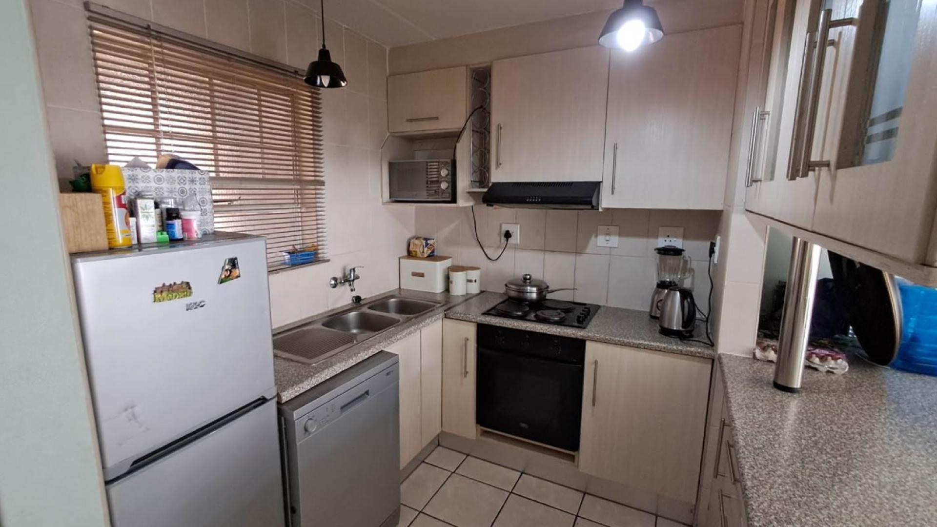 Kitchen of property in Alan Manor