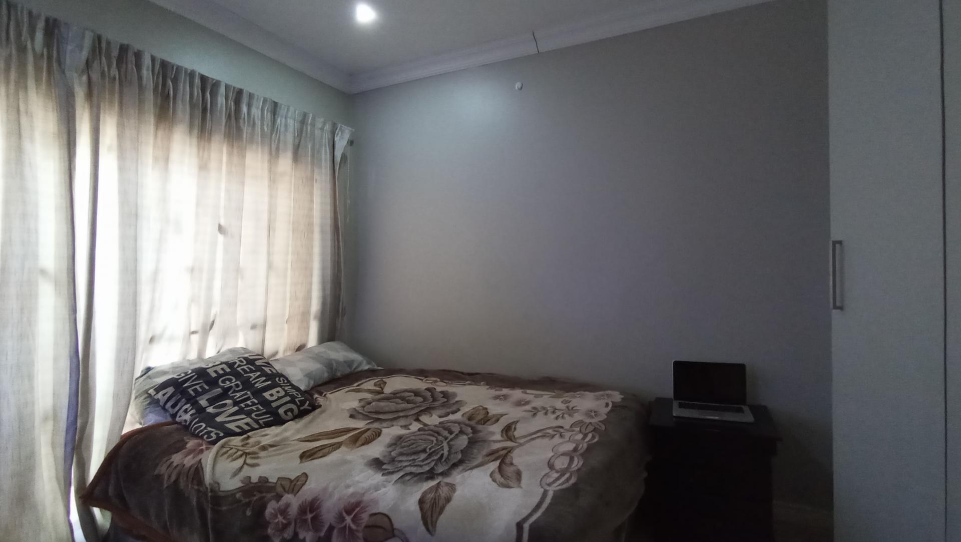 Bed Room 1 - 12 square meters of property in Greymont