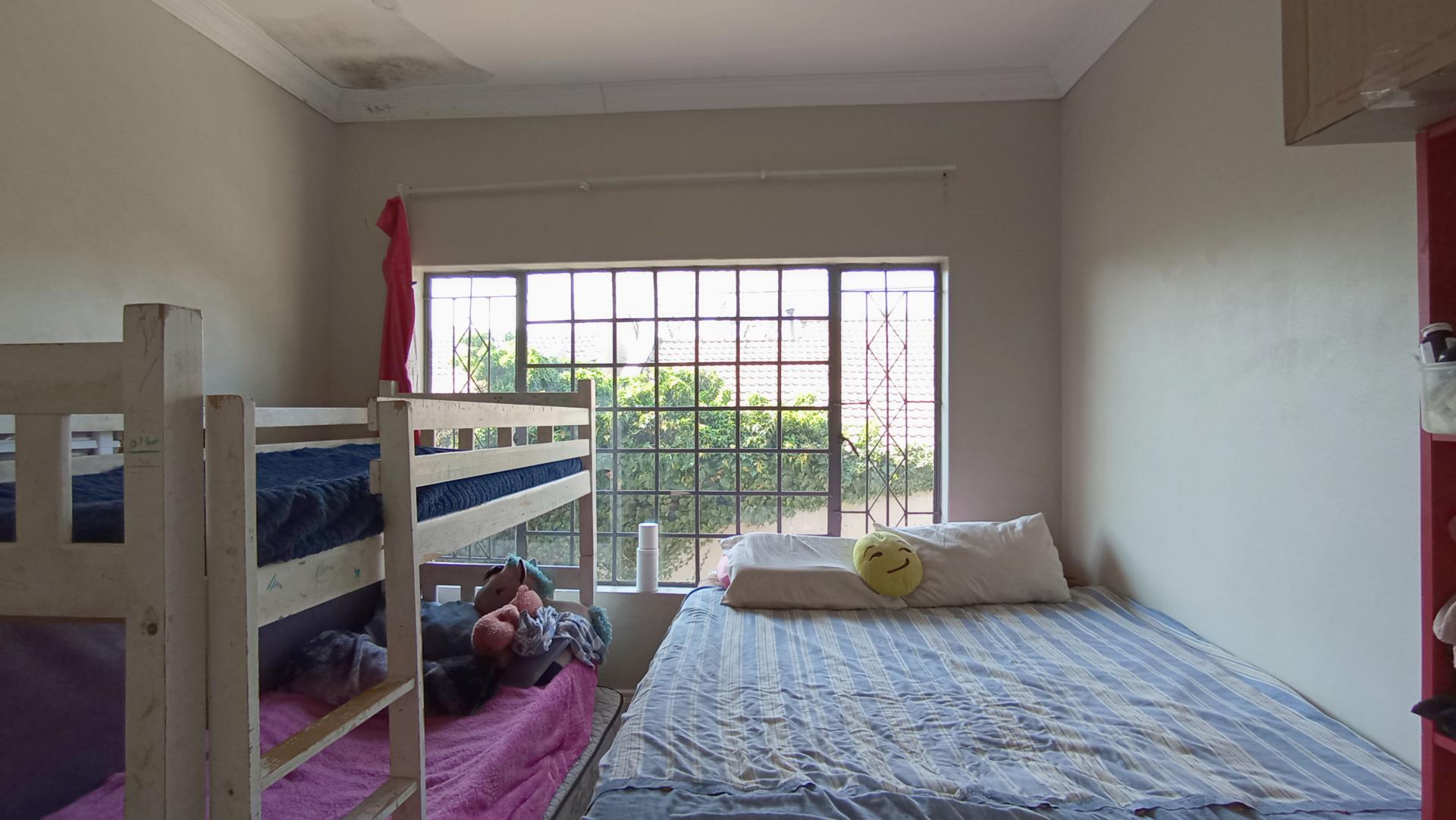 Bed Room 3 - 14 square meters of property in Greymont