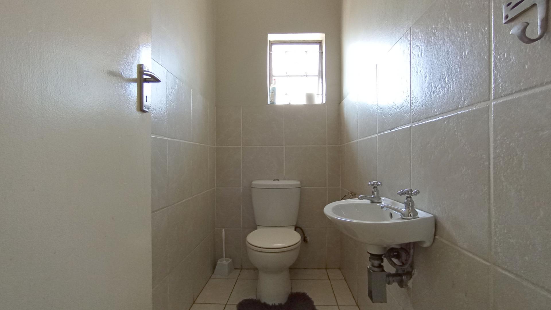 Bathroom 1 - 3 square meters of property in Greymont