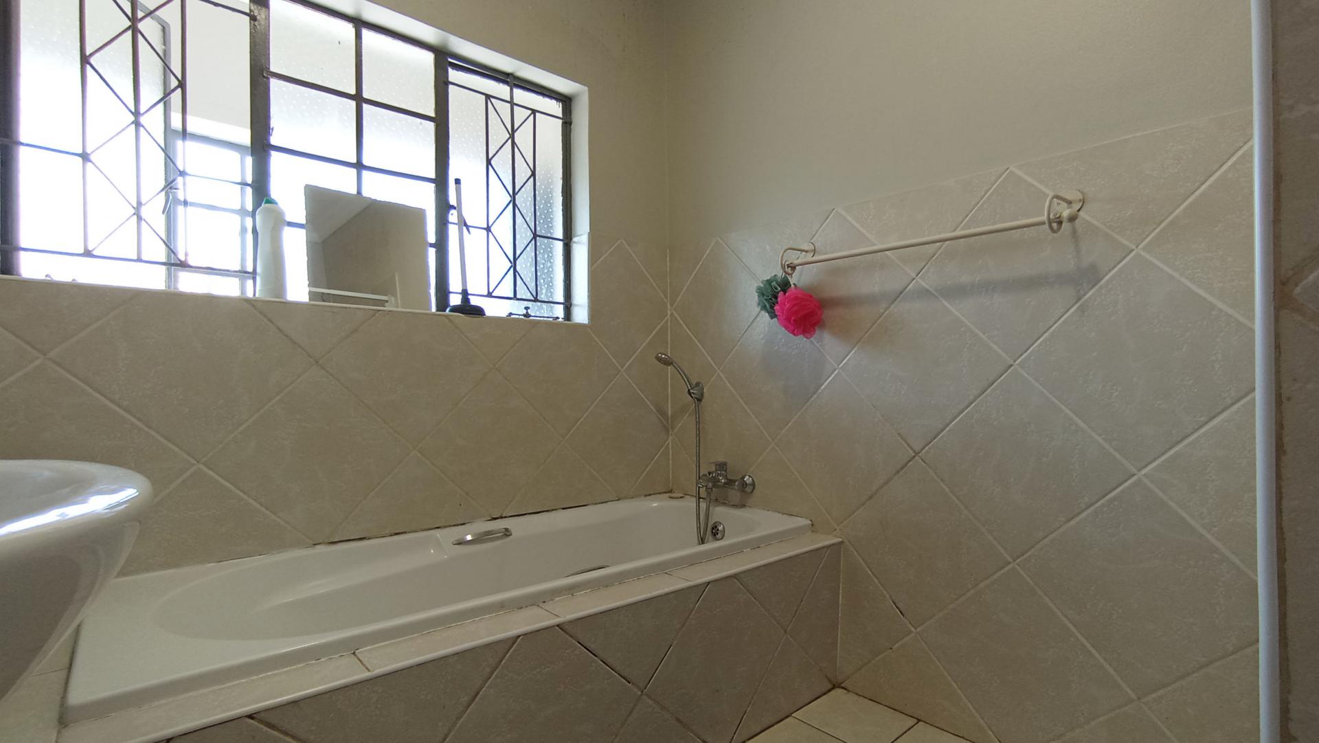 Bathroom 2 - 6 square meters of property in Greymont