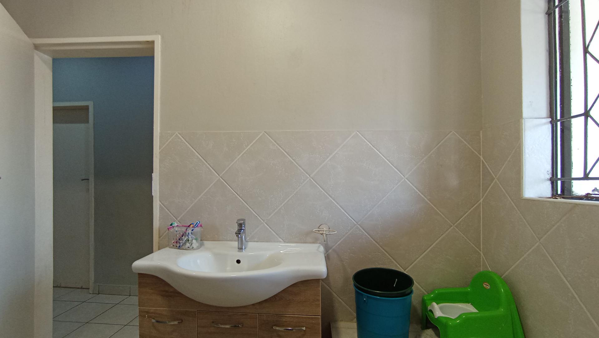 Bathroom 2 - 6 square meters of property in Greymont