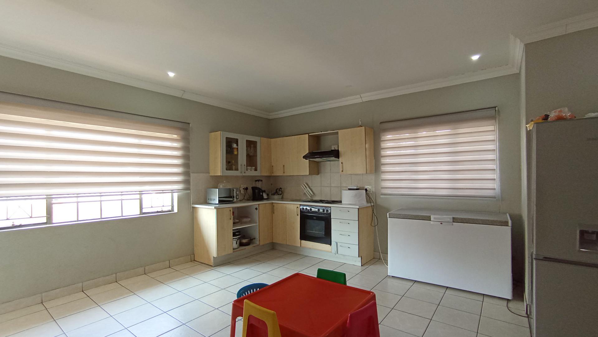 Kitchen - 23 square meters of property in Greymont