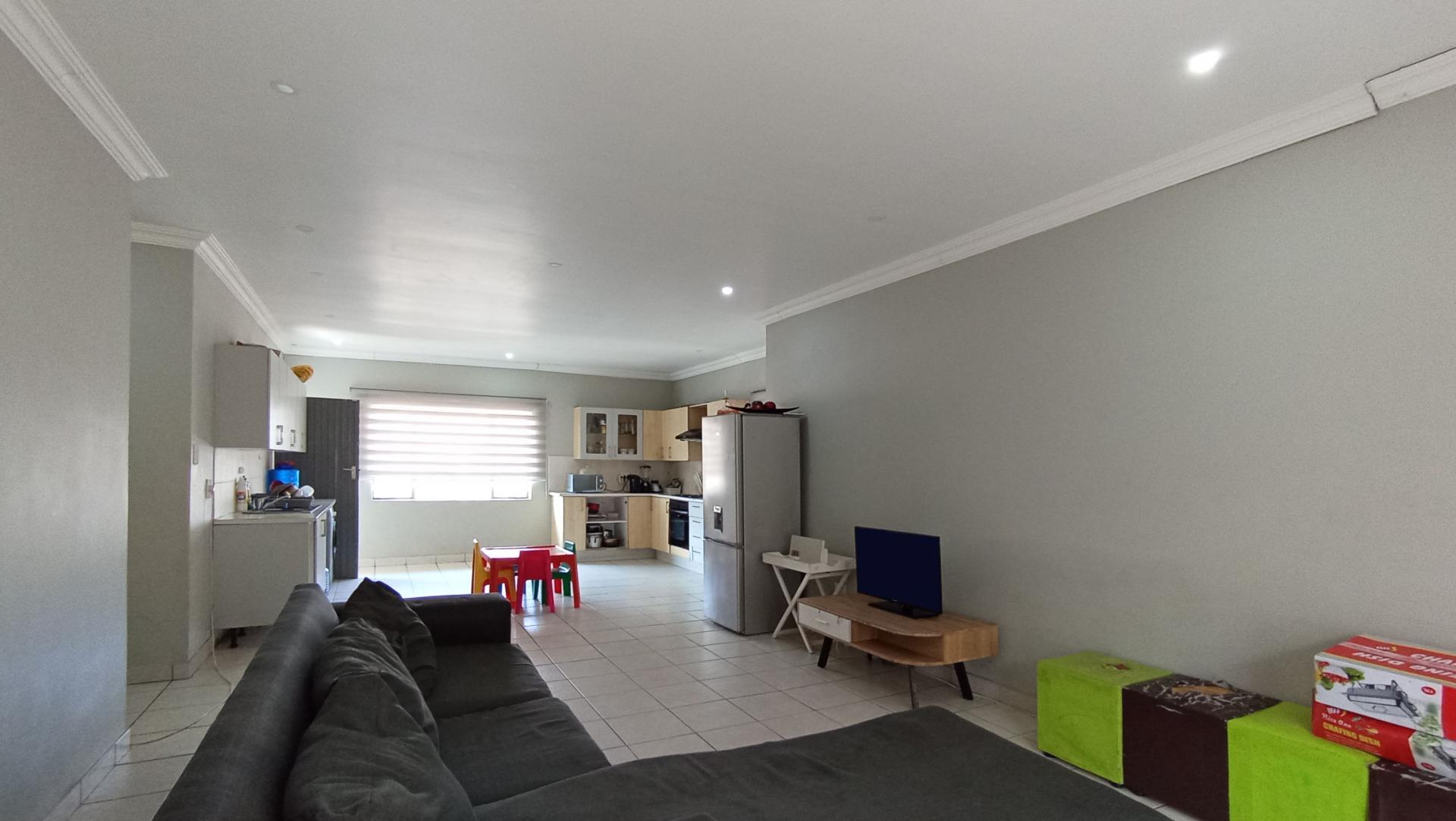 Lounges - 25 square meters of property in Greymont