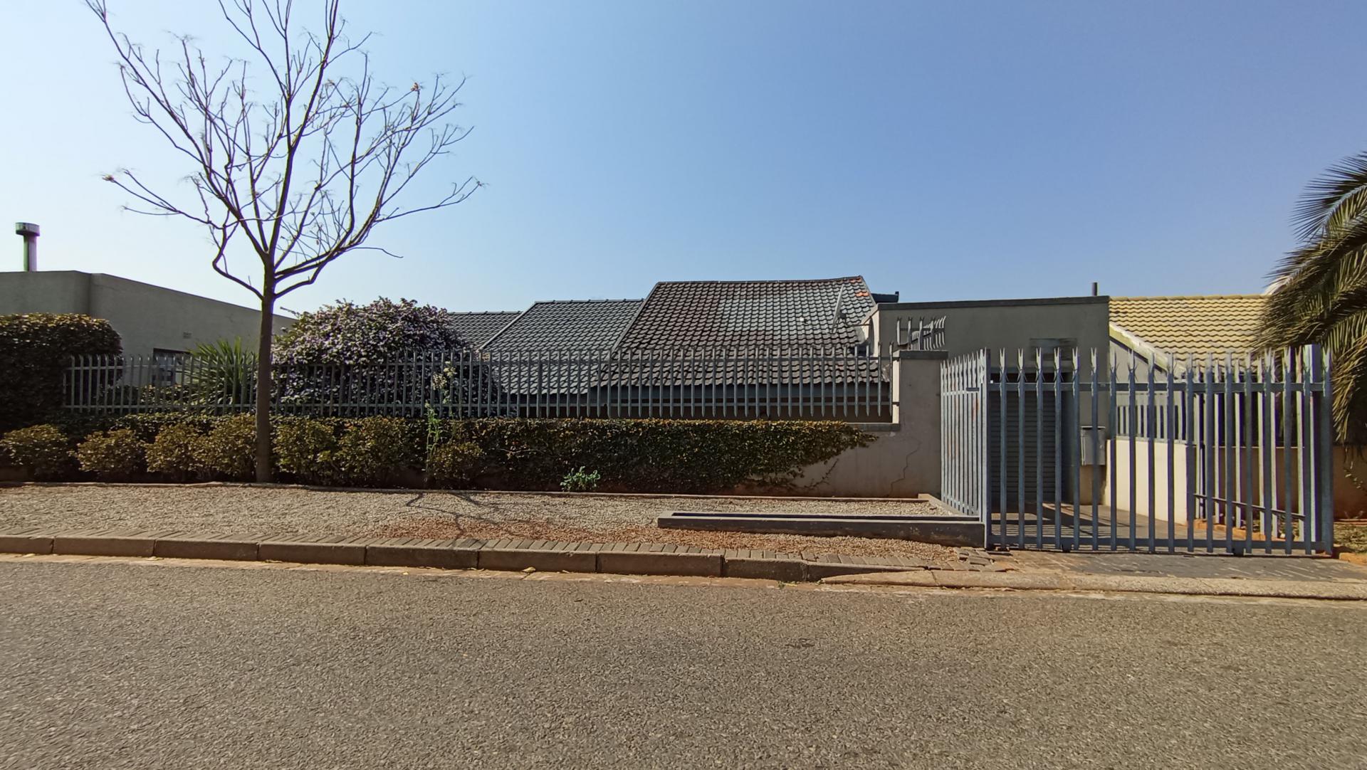 Front View of property in Greymont