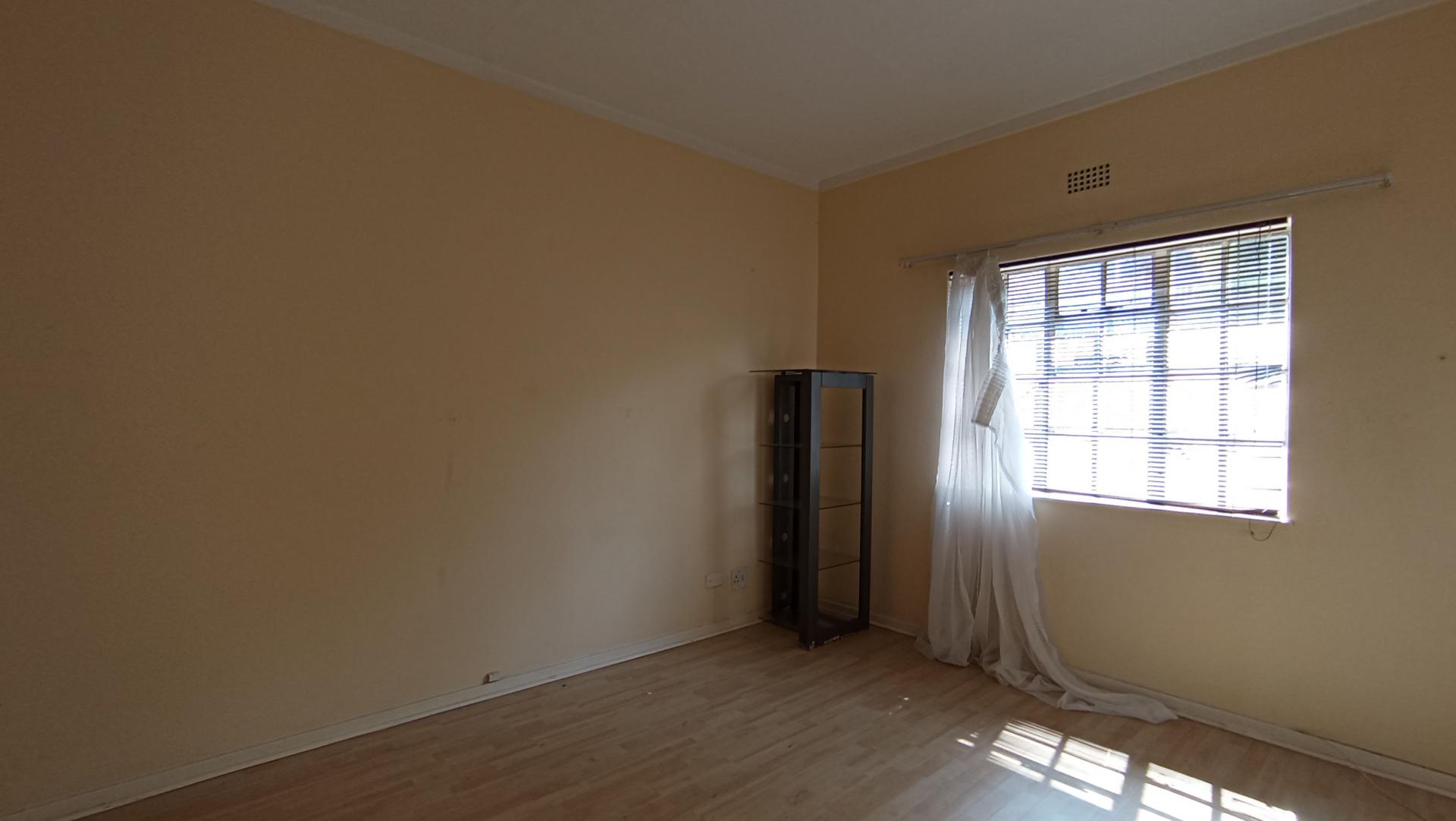 Bed Room 1 - 17 square meters of property in Woodmead