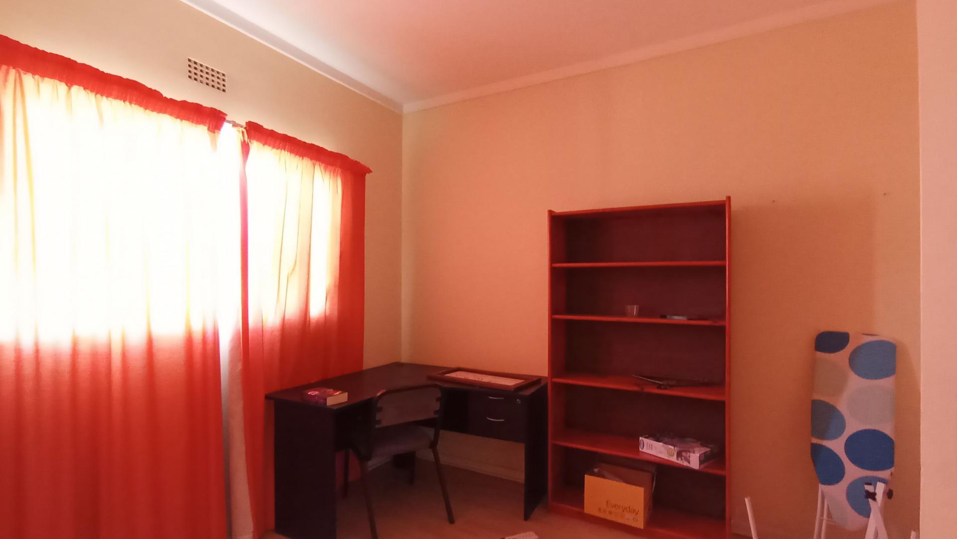 Bed Room 2 - 11 square meters of property in Woodmead