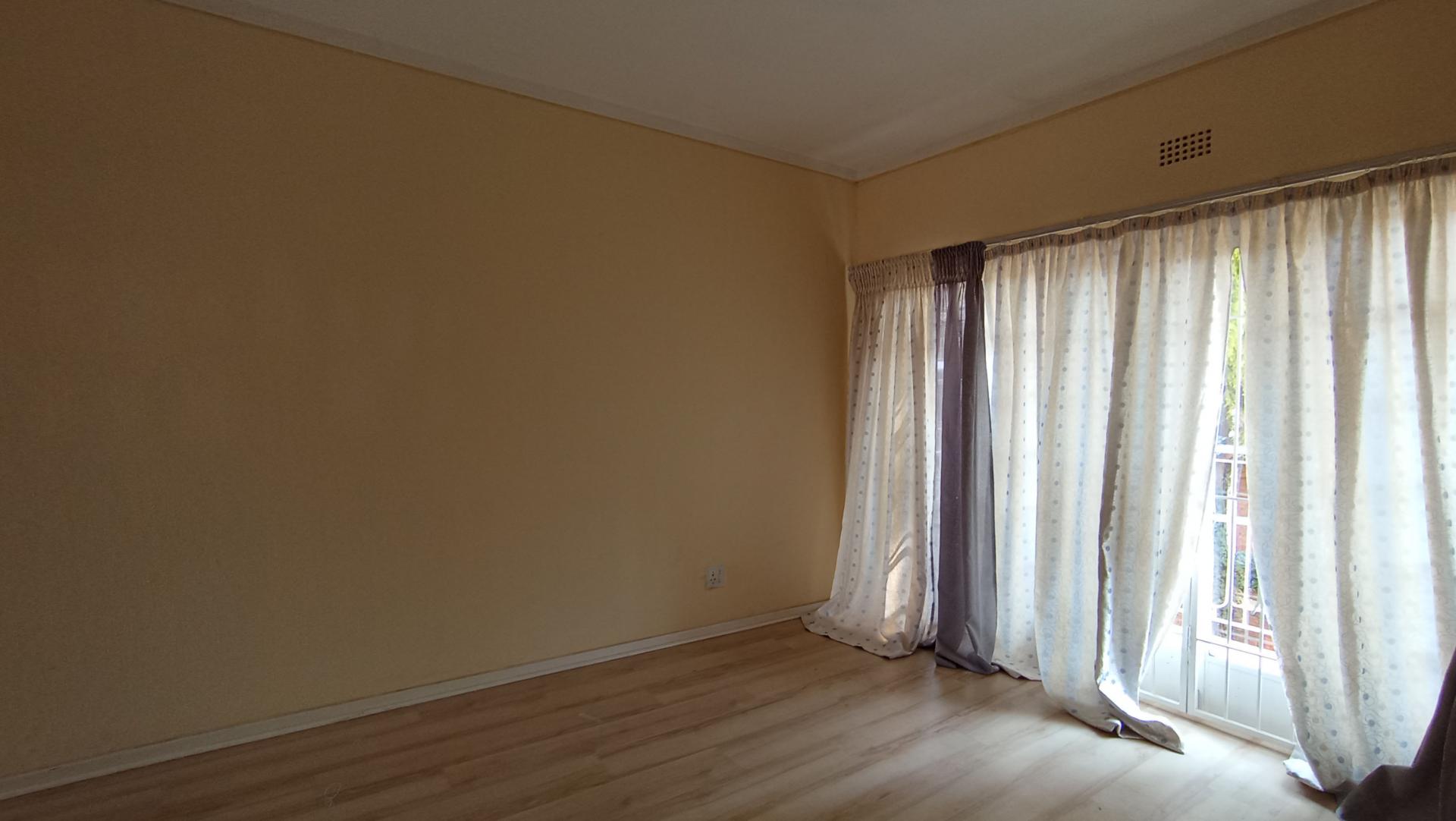 Lounges - 17 square meters of property in Woodmead