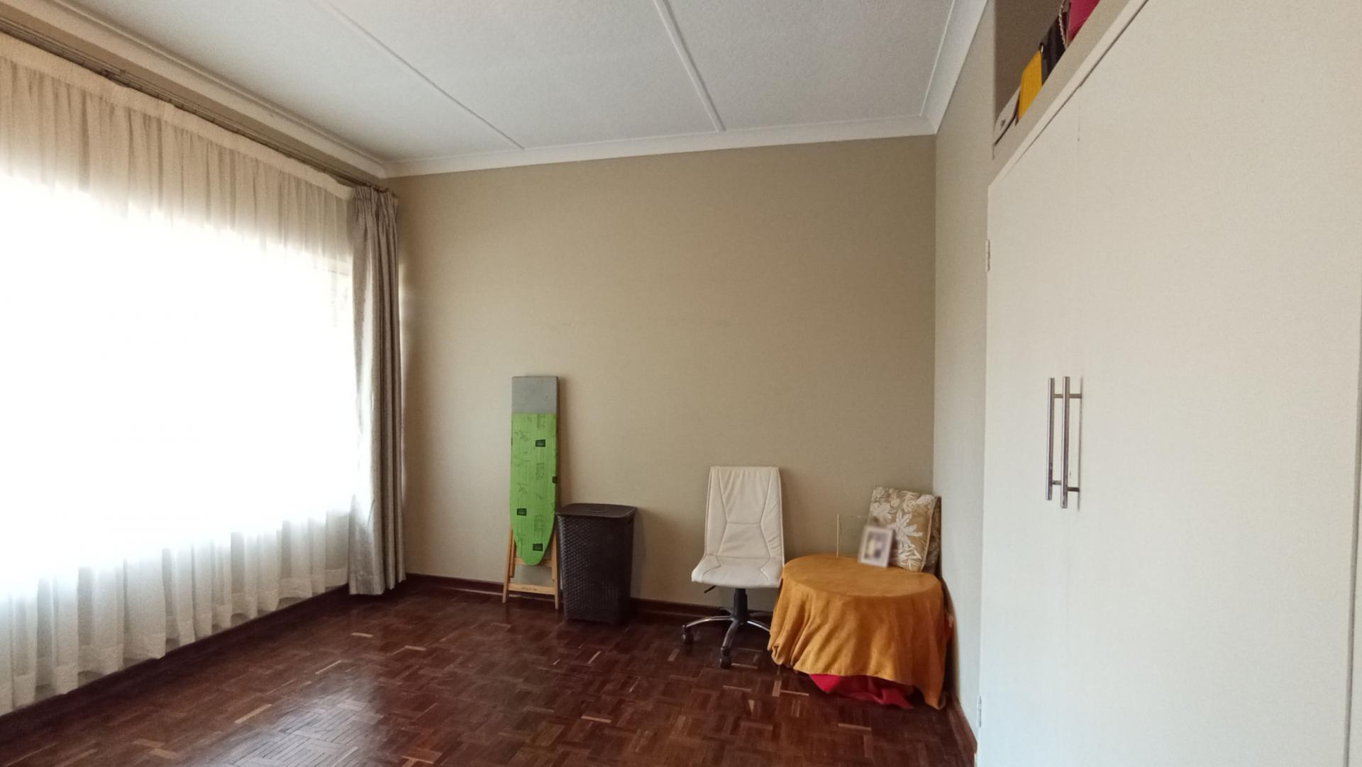 Bed Room 2 - 17 square meters of property in Florida