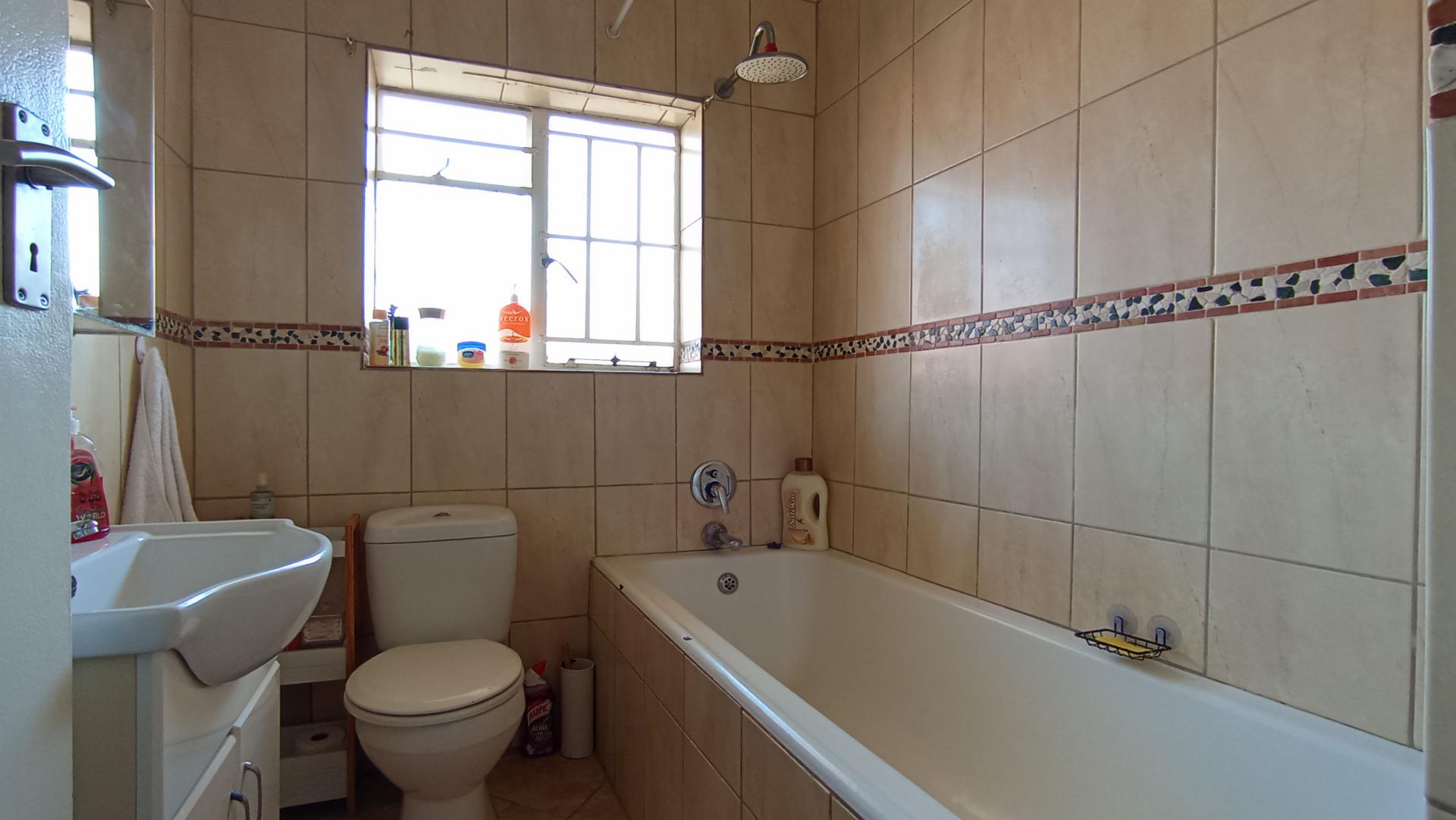 Bathroom 1 - 4 square meters of property in Florida