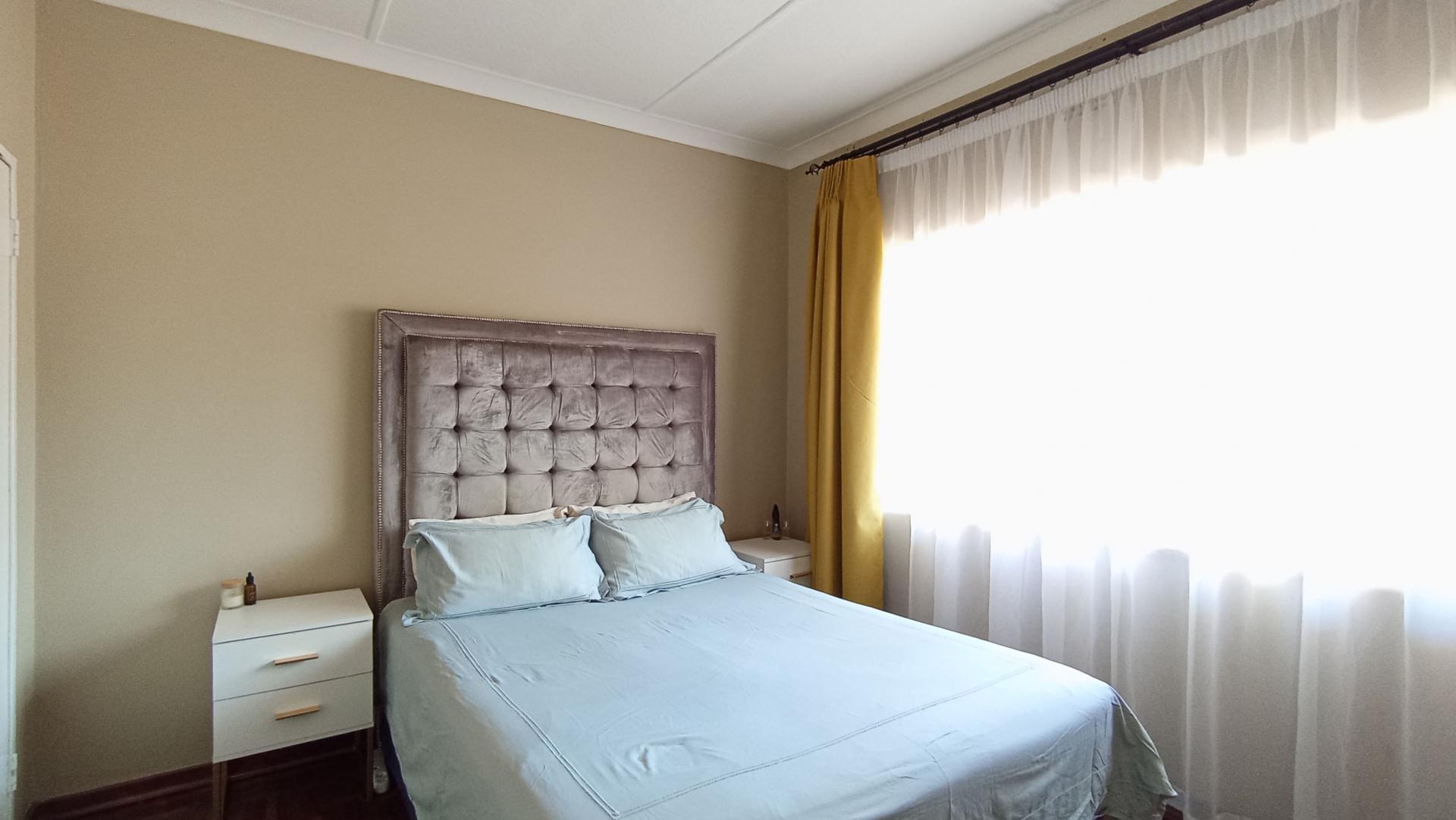 Bed Room 1 - 12 square meters of property in Florida