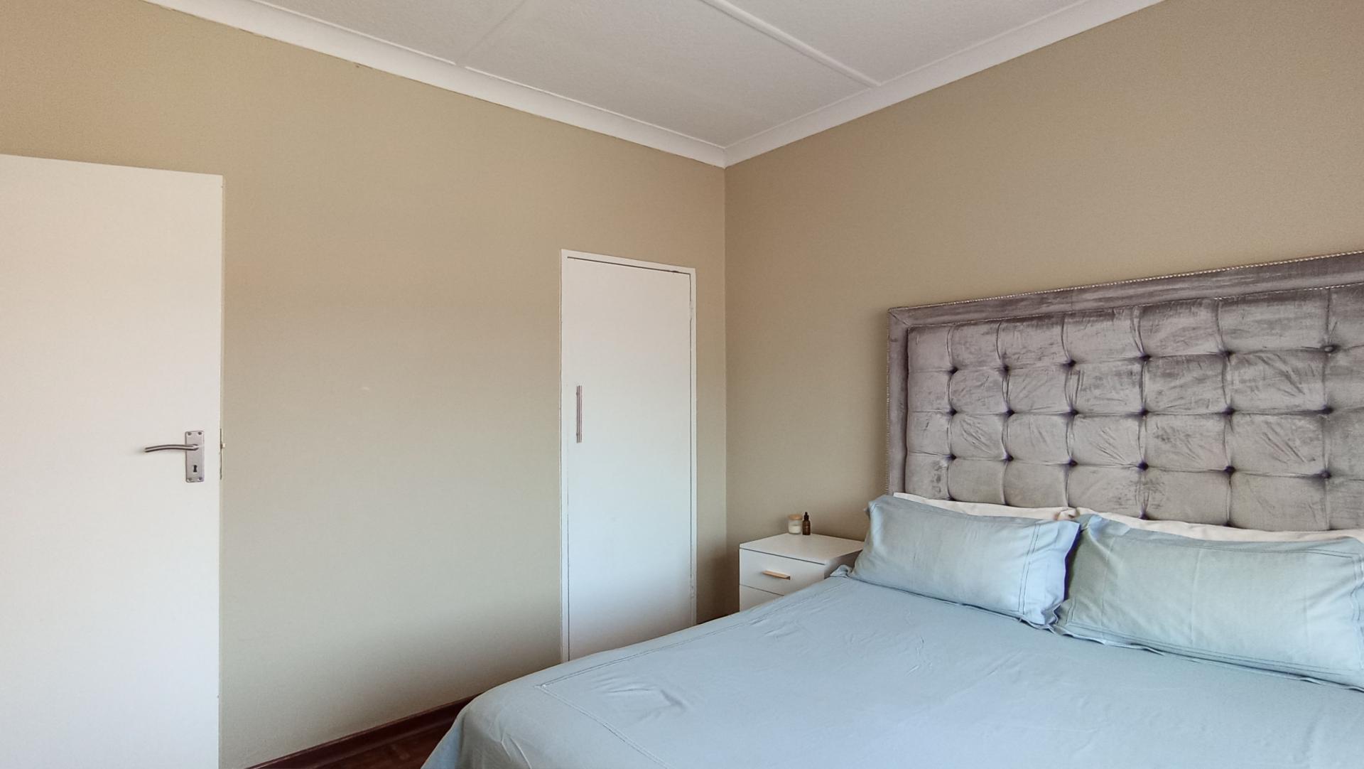 Bed Room 1 - 12 square meters of property in Florida