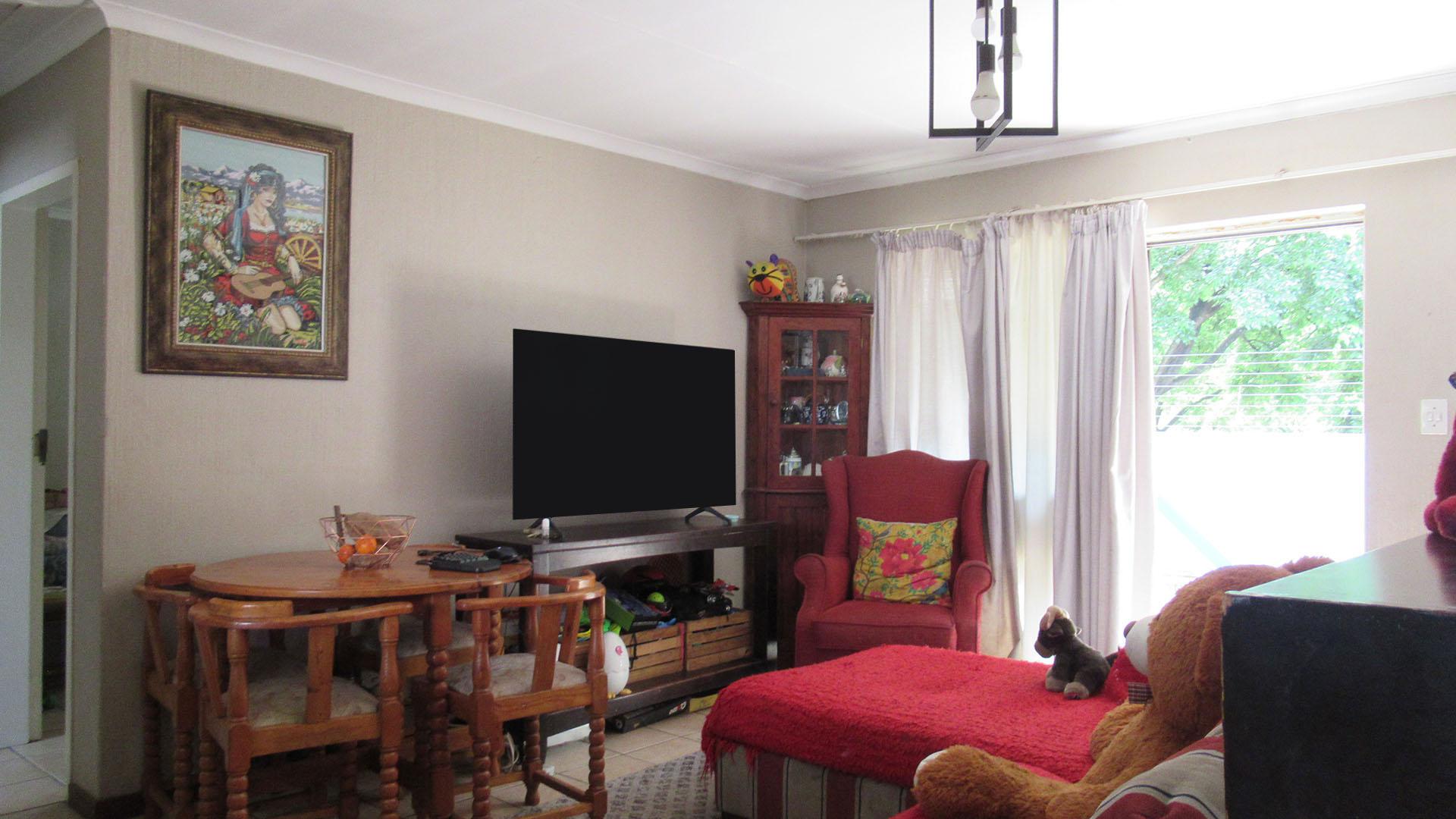 Lounges - 19 square meters of property in Northwold