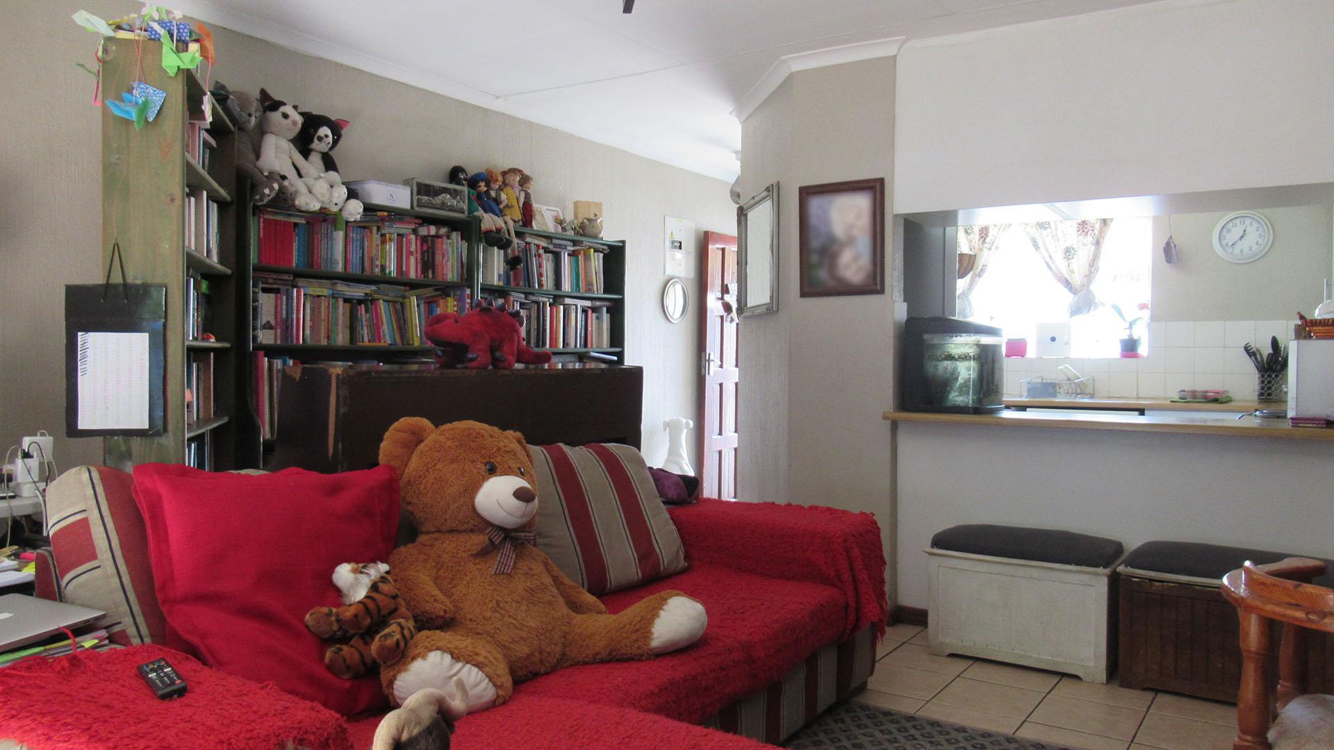 Lounges - 19 square meters of property in Northwold