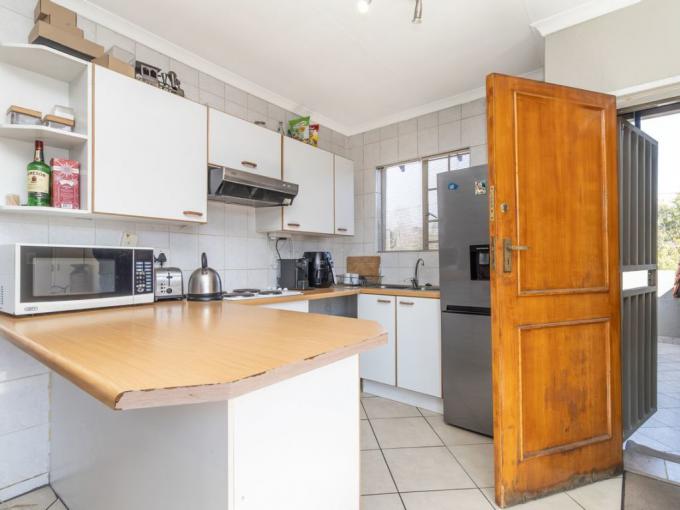 1 Bedroom Apartment for Sale For Sale in Paulshof - MR691356